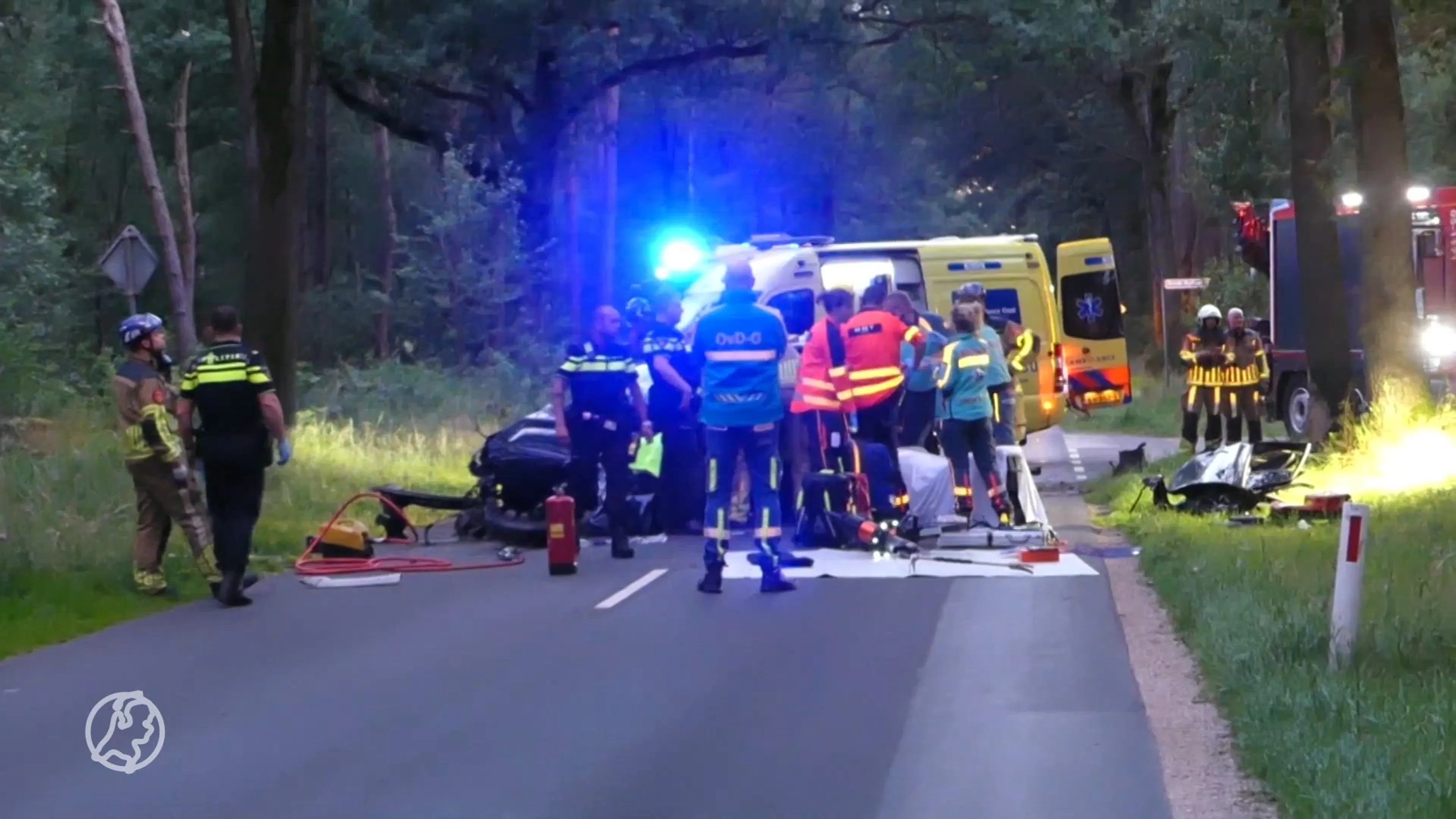 Jonge bestuurder overlijdt na harde botsing tegen boom