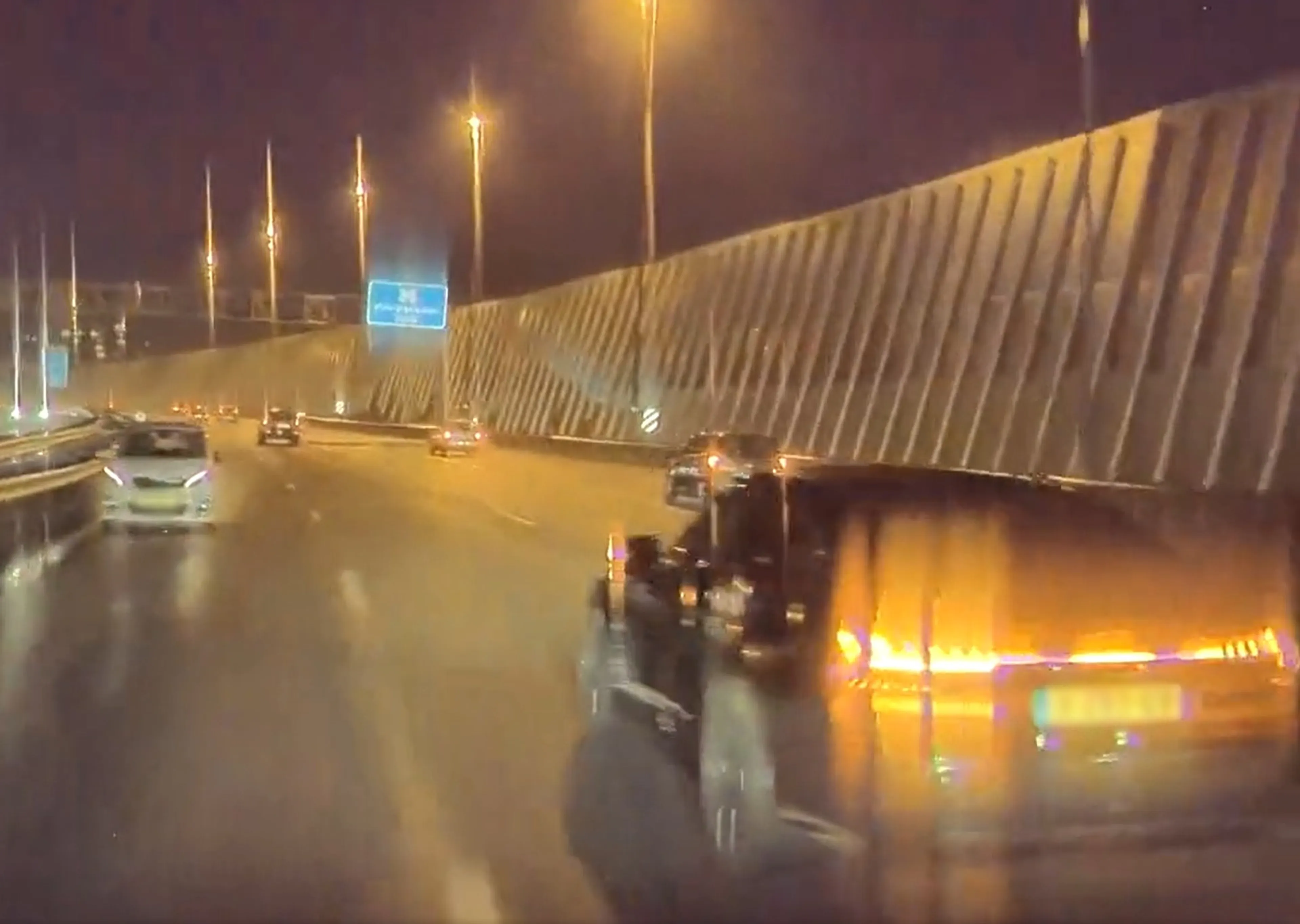 Meerdere ongelukken door spookrijder op A10, dashcam filmt levensgevaarlijke capriolen