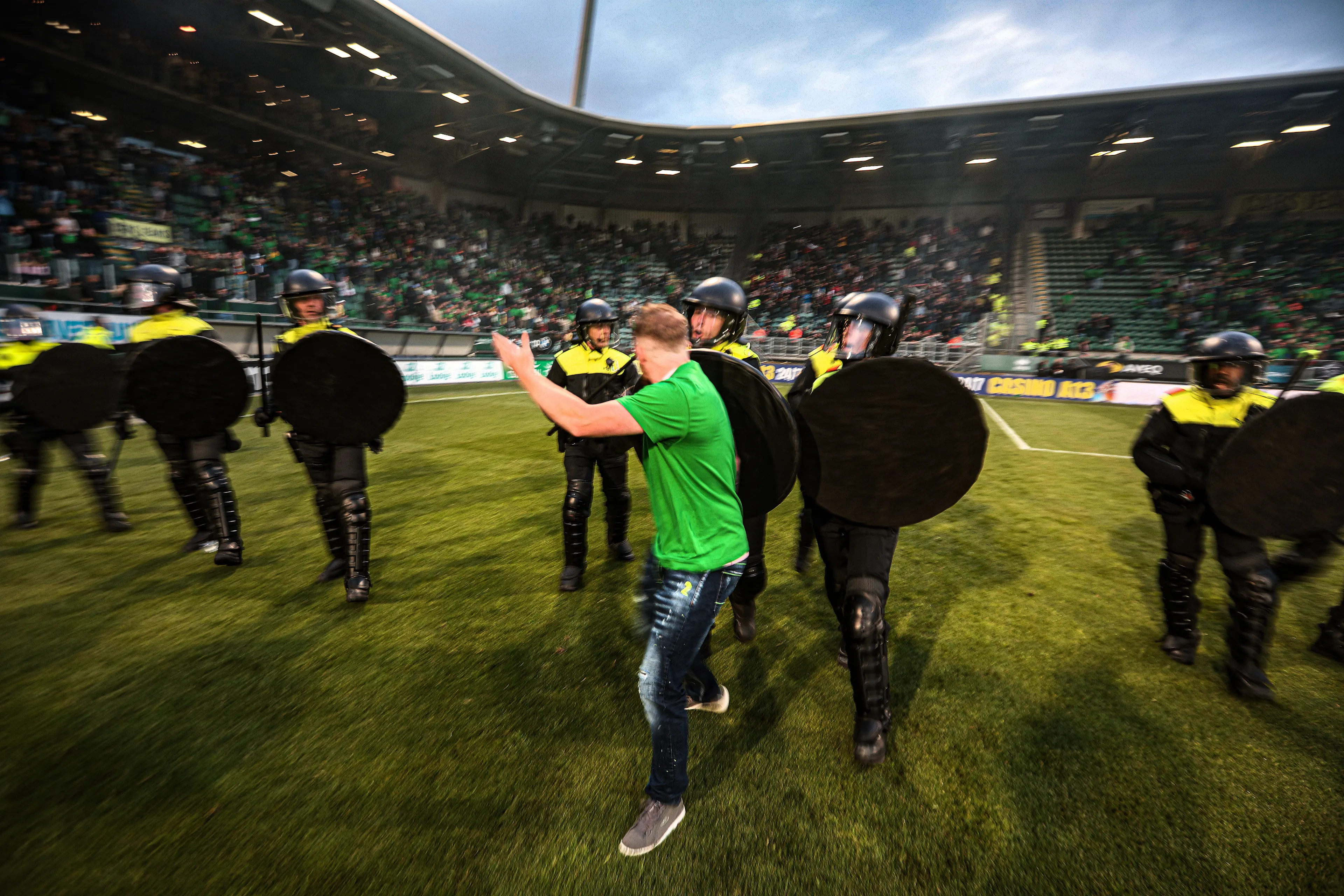 ADO Den Haag schaamt zich en wil relschoppers 'zwaar straffen'