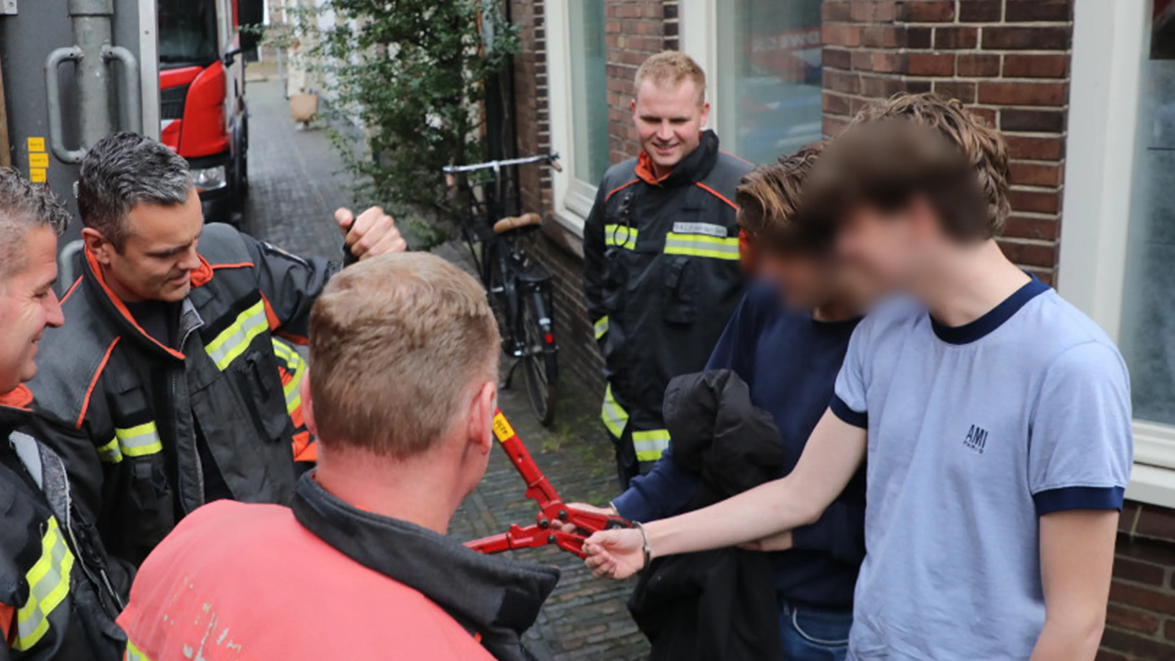 Sleuteltje breekt af terwijl Leidse studenten met handboeien 'spelen'