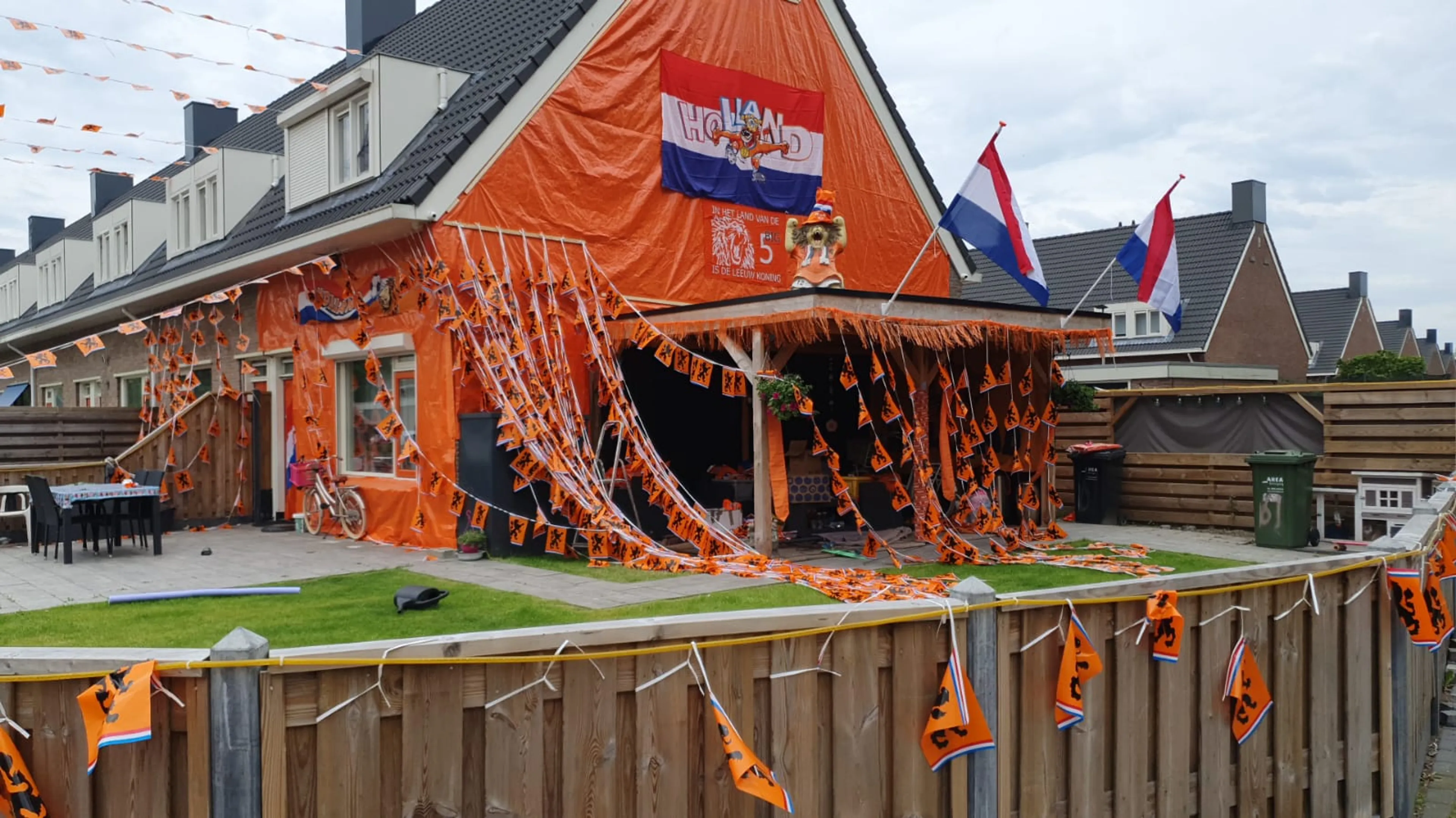 Vandalen vernielen Oranjehuis van Hendrik: 'Het had zomaar in brand kunnen staan'