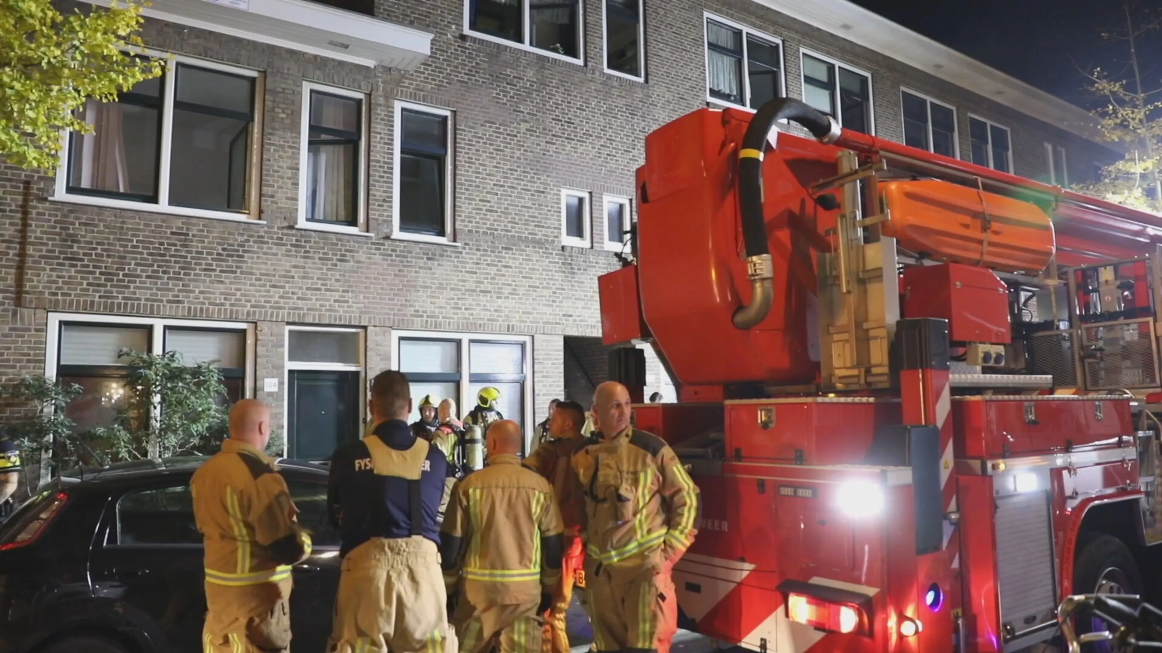 Grote brand verwoest dakterras van café in Den Haag