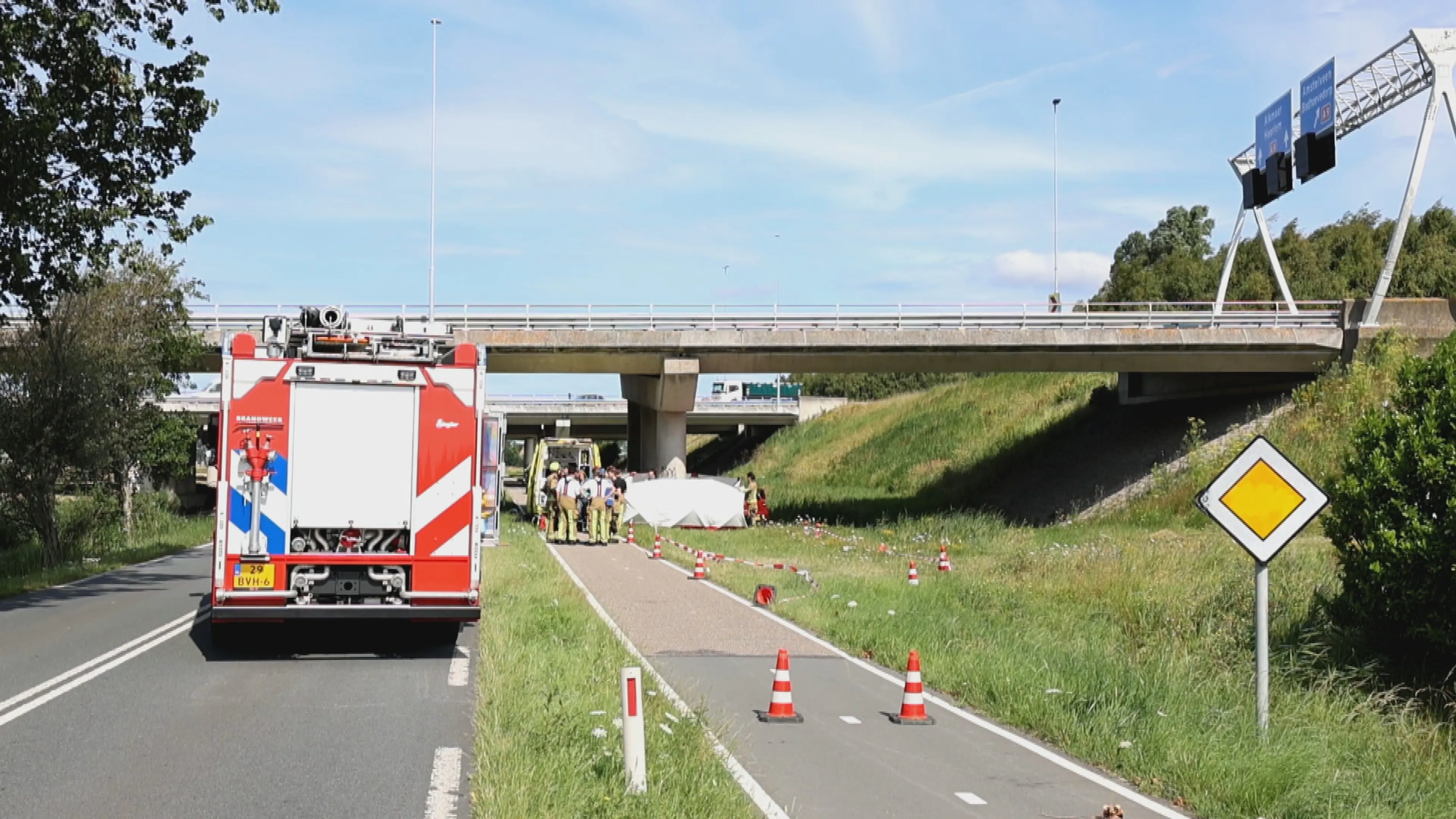 Persoon overleden na botsing tegen viaduct op N232 bij Lijnden