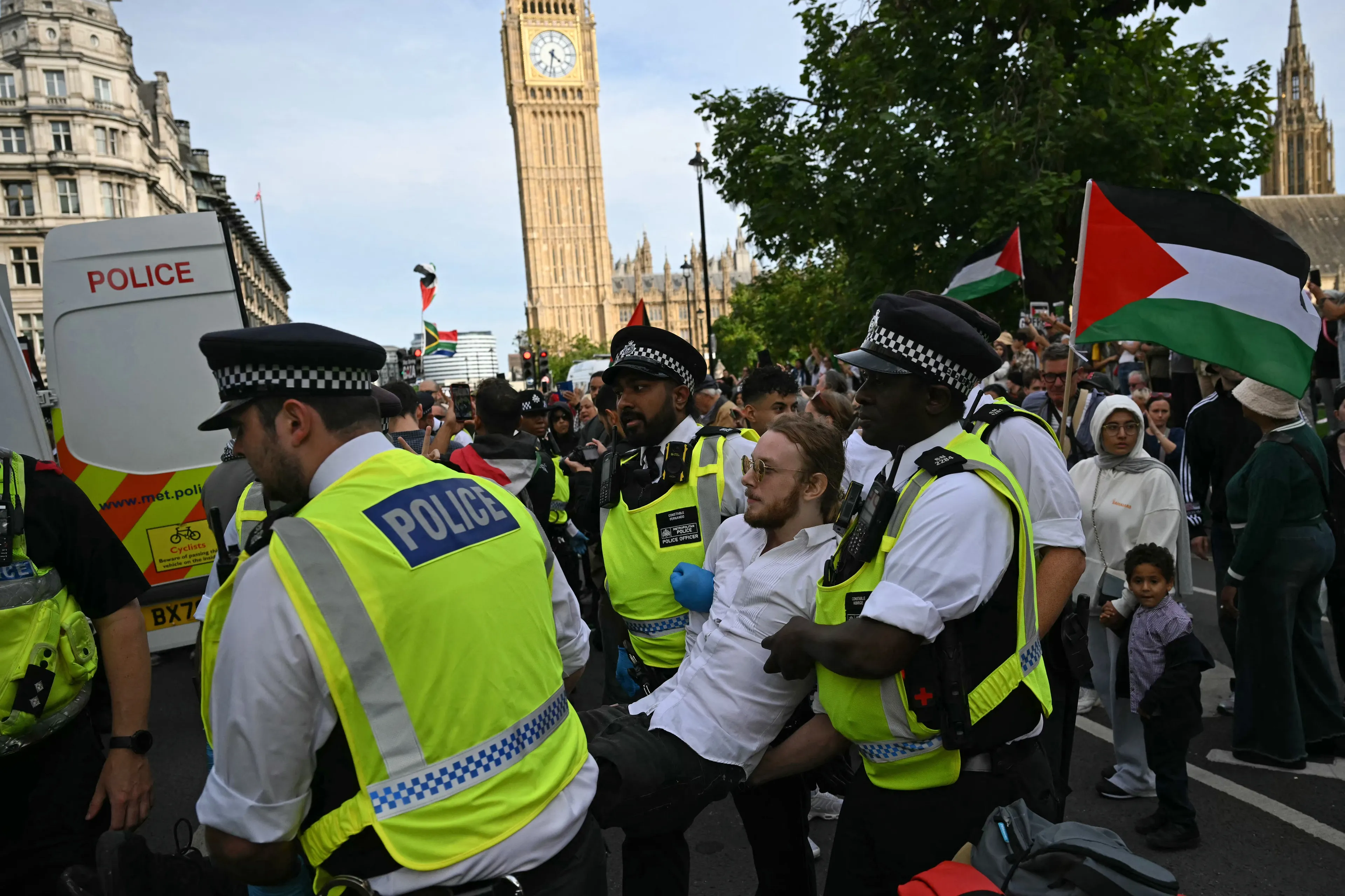 Alle Nederlanders na arrestatie bij protest Londen weer vrij