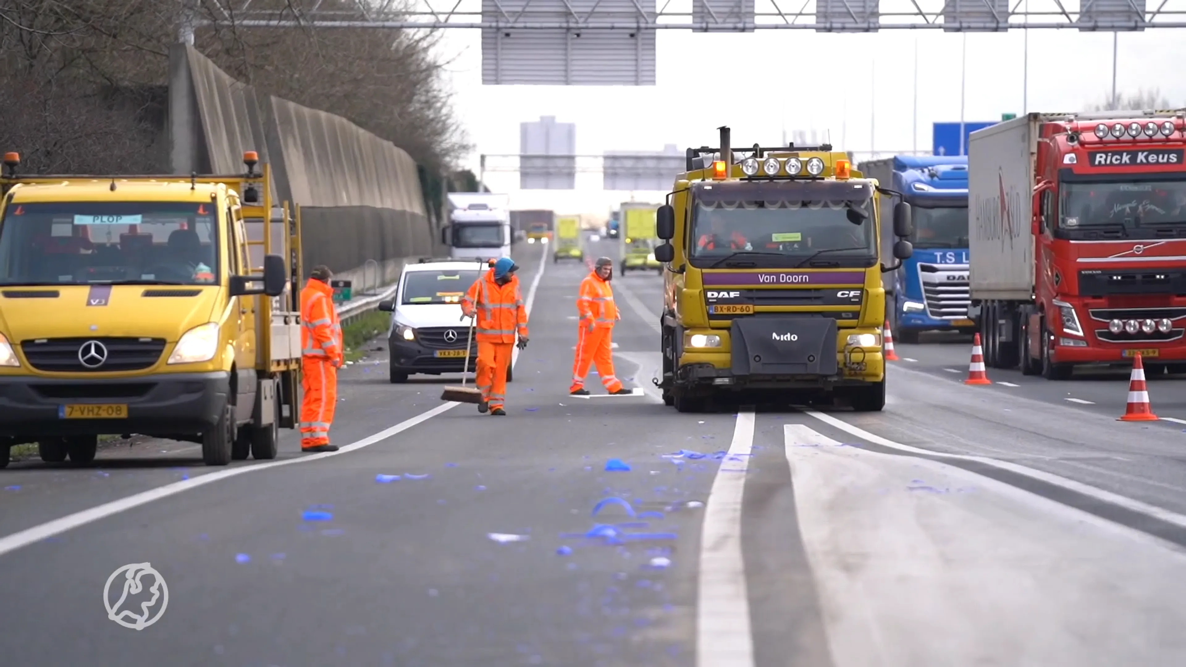 Zure dag voor vrachtwagenchauffeur die lading yoghurtbakjes verliest
