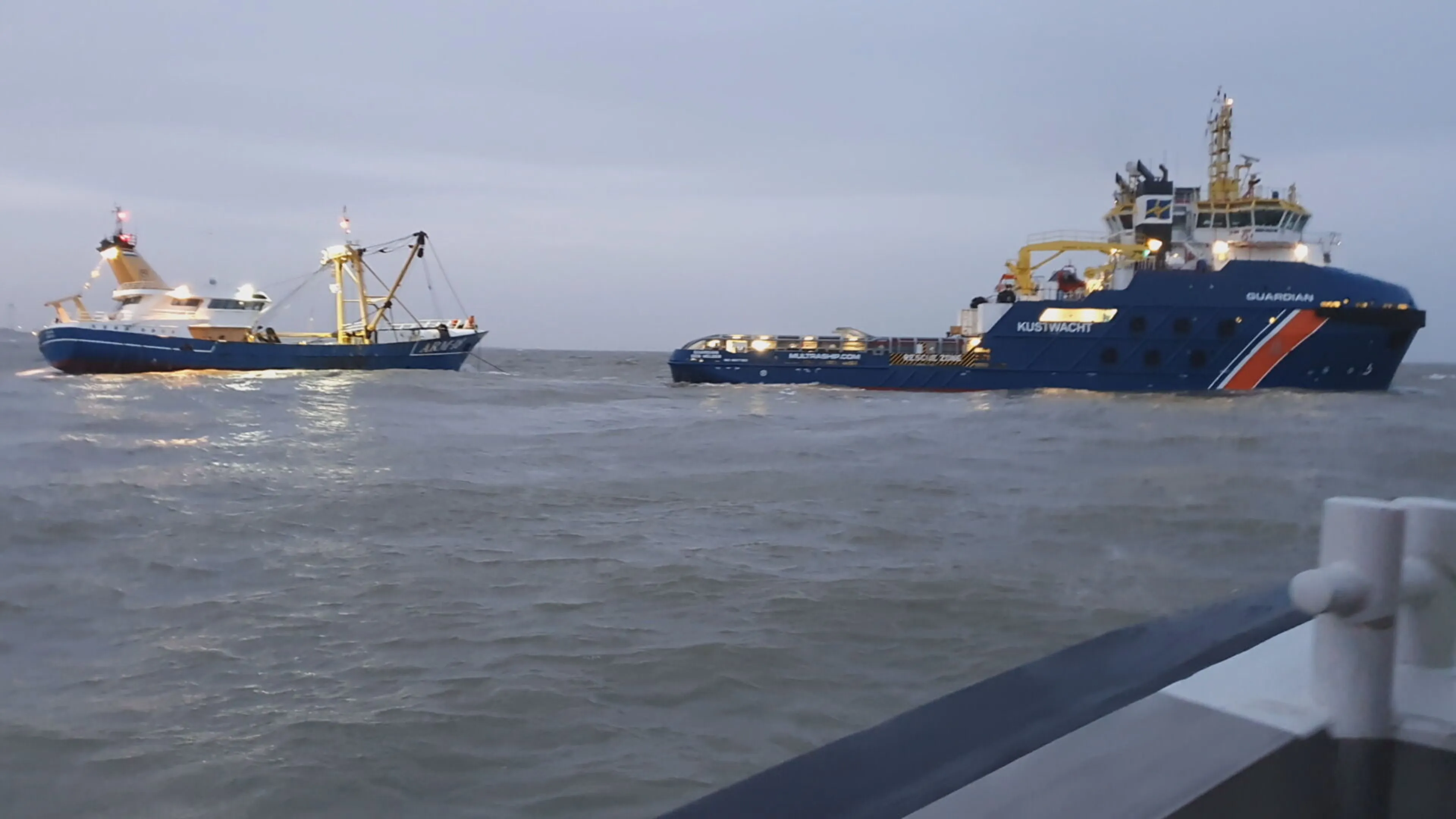 Viskotter stuurloos voor de kust bij Wijk aan Zee, Kustwacht zet 'krachtpatser' in bij reddingsactie
