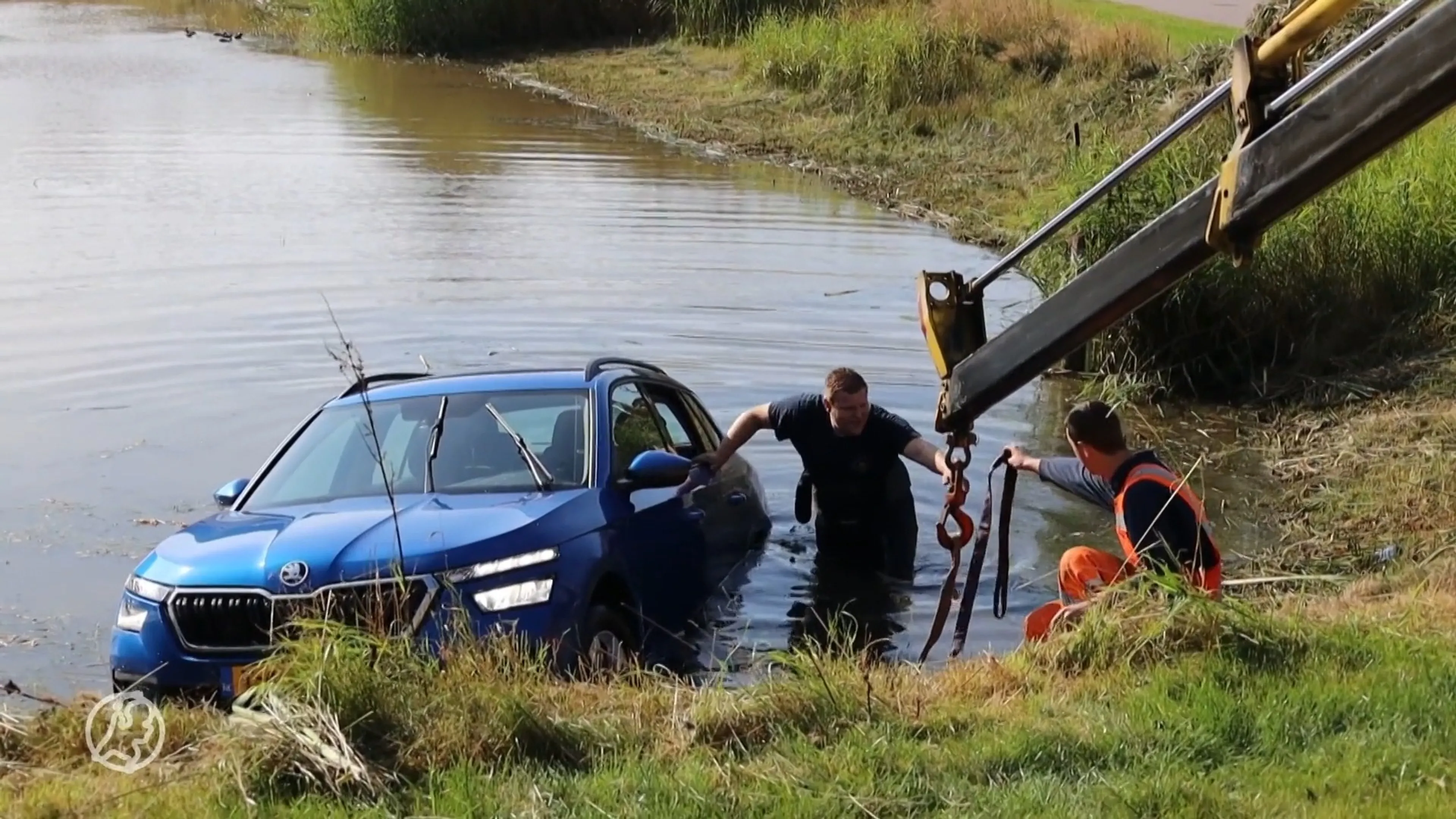 Vader vergeet handrem: auto met kinderen rolt vijver in Leek in