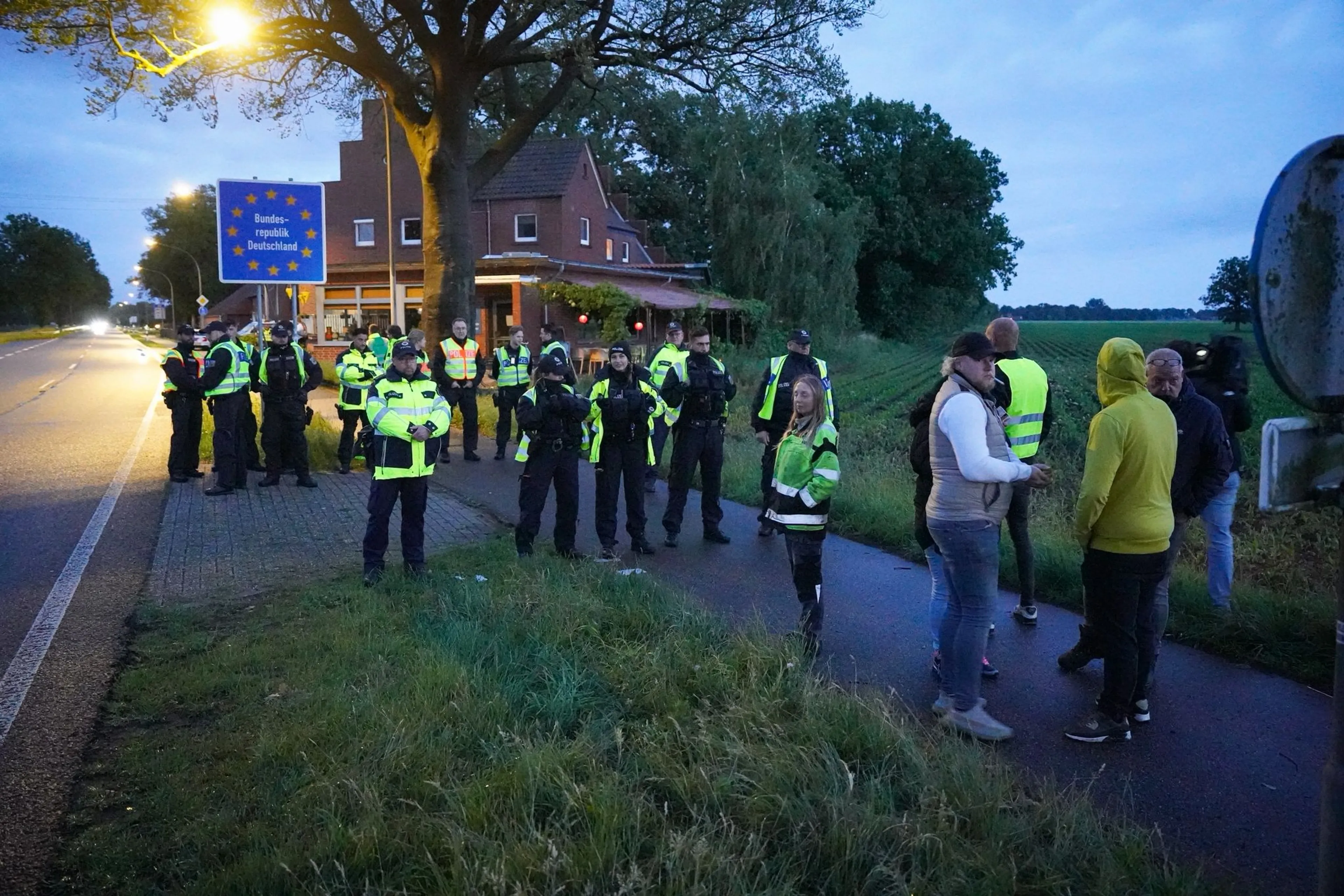 Tientallen burgers in Ter Apel opnieuw op pad om asielzoekers tegen te houden