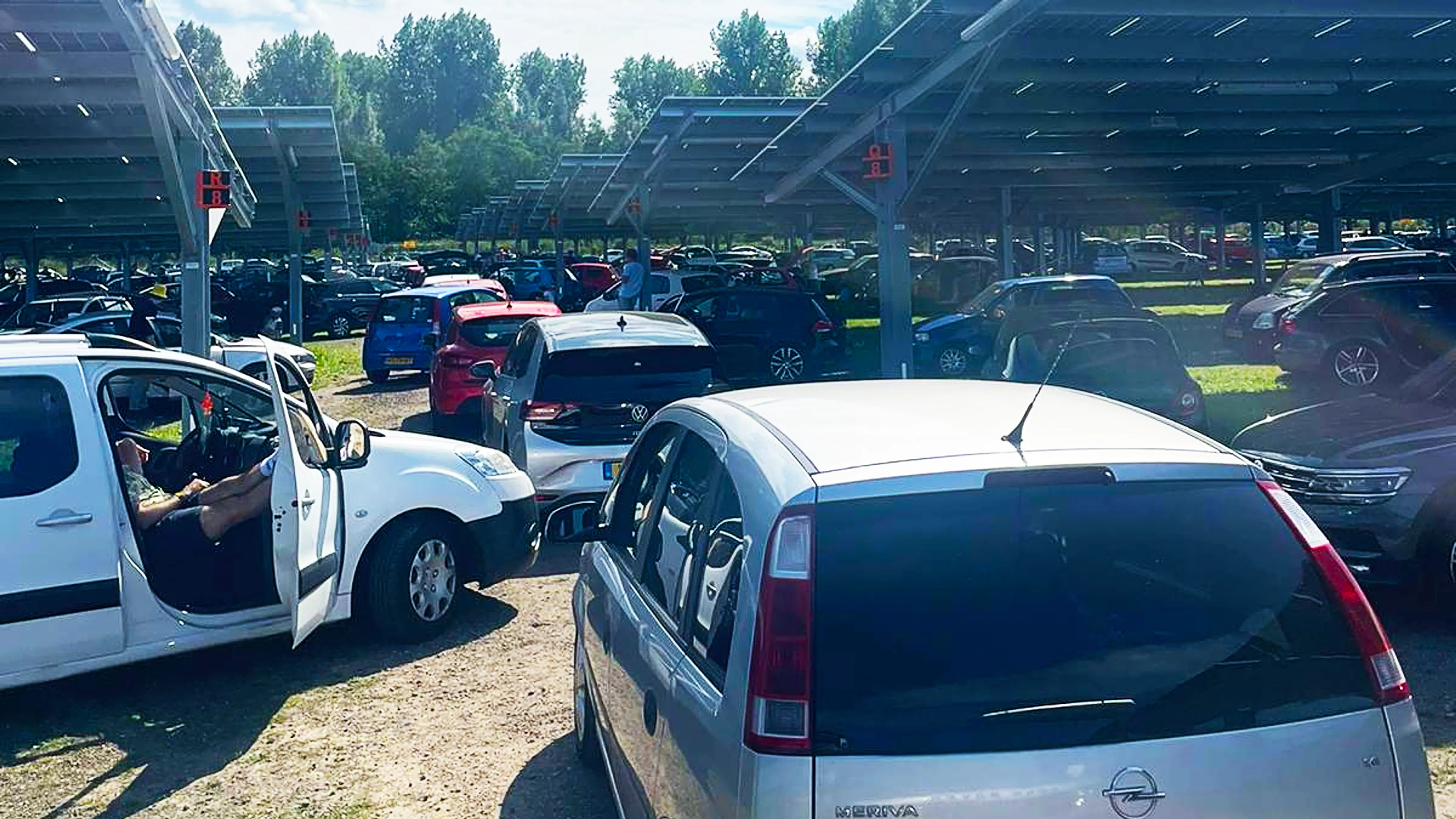 Chaos en urenlange files door vertrekkende Lowlands-fans: 'Kom niet eens het terrein af'