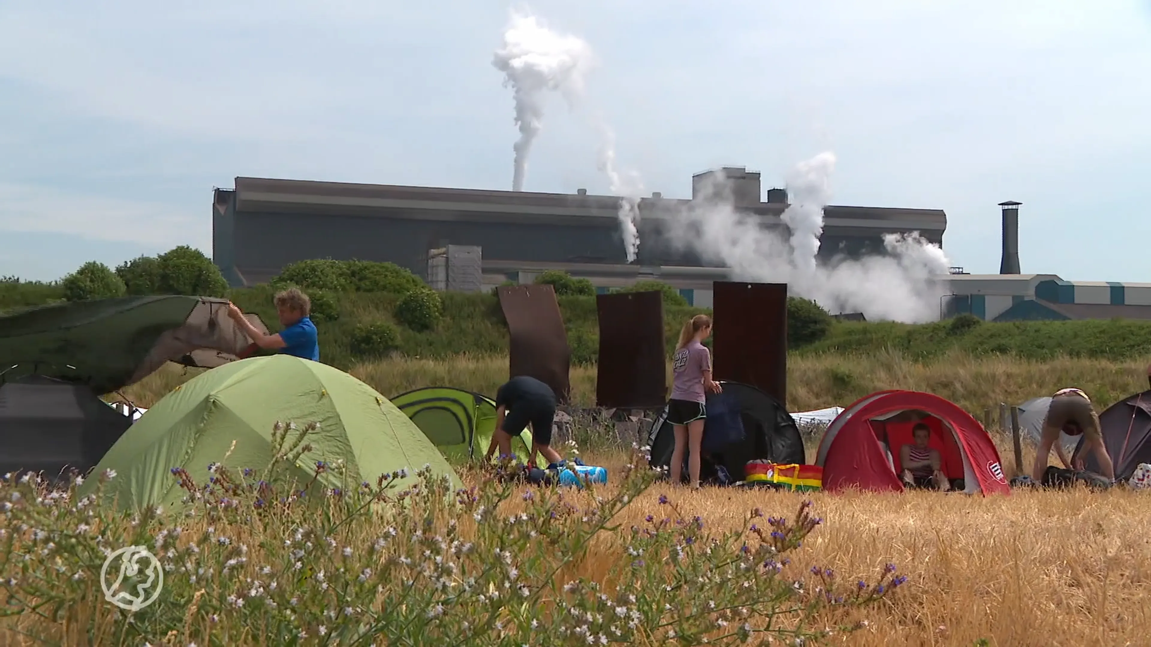 Honderden demonstranten bouwen kamp op bij Tata Steel: 'Hier 50 procent meer kans op longkanker'