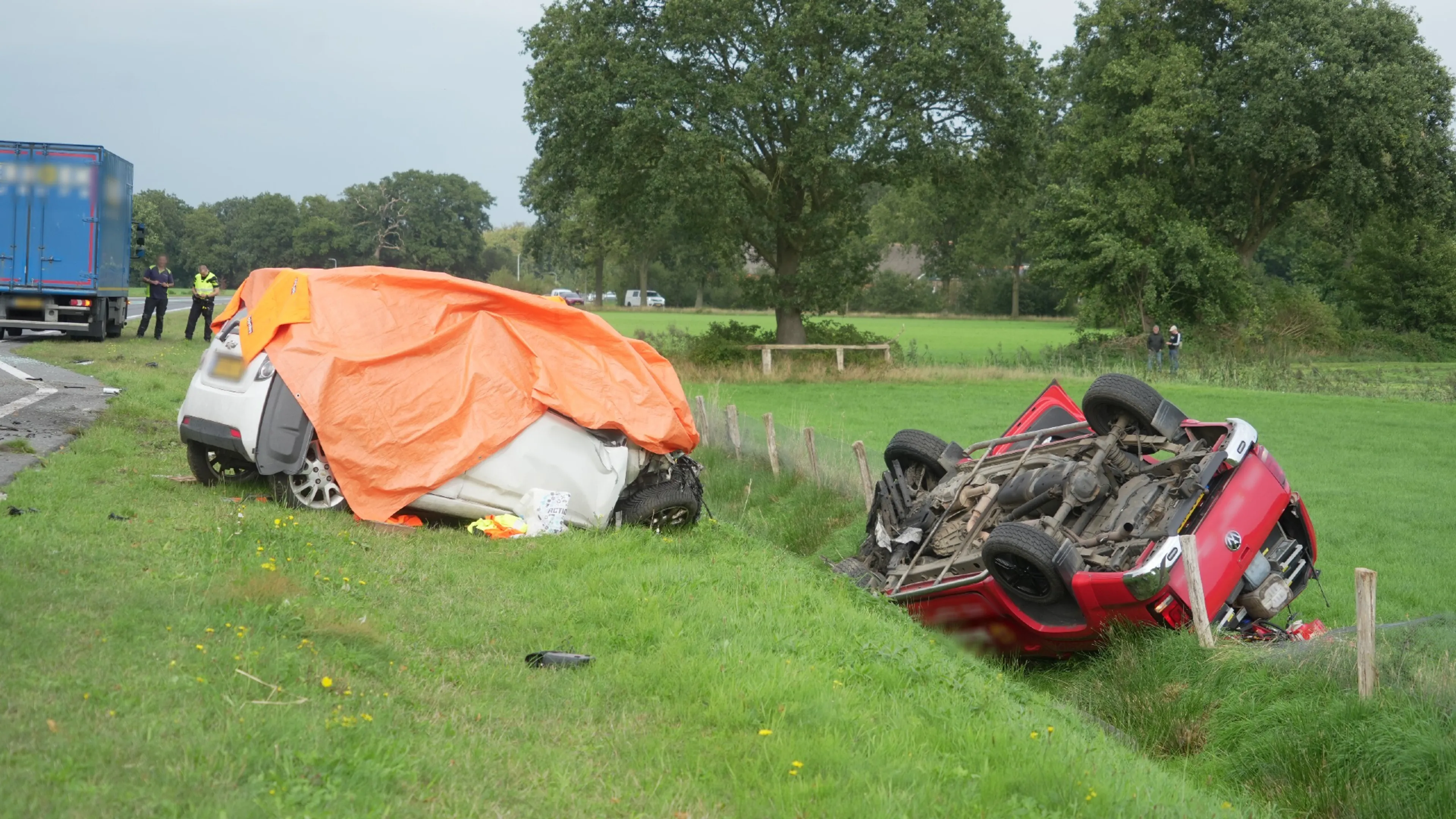 Dode bij ongeluk met twee auto's op N34 bij Holthone