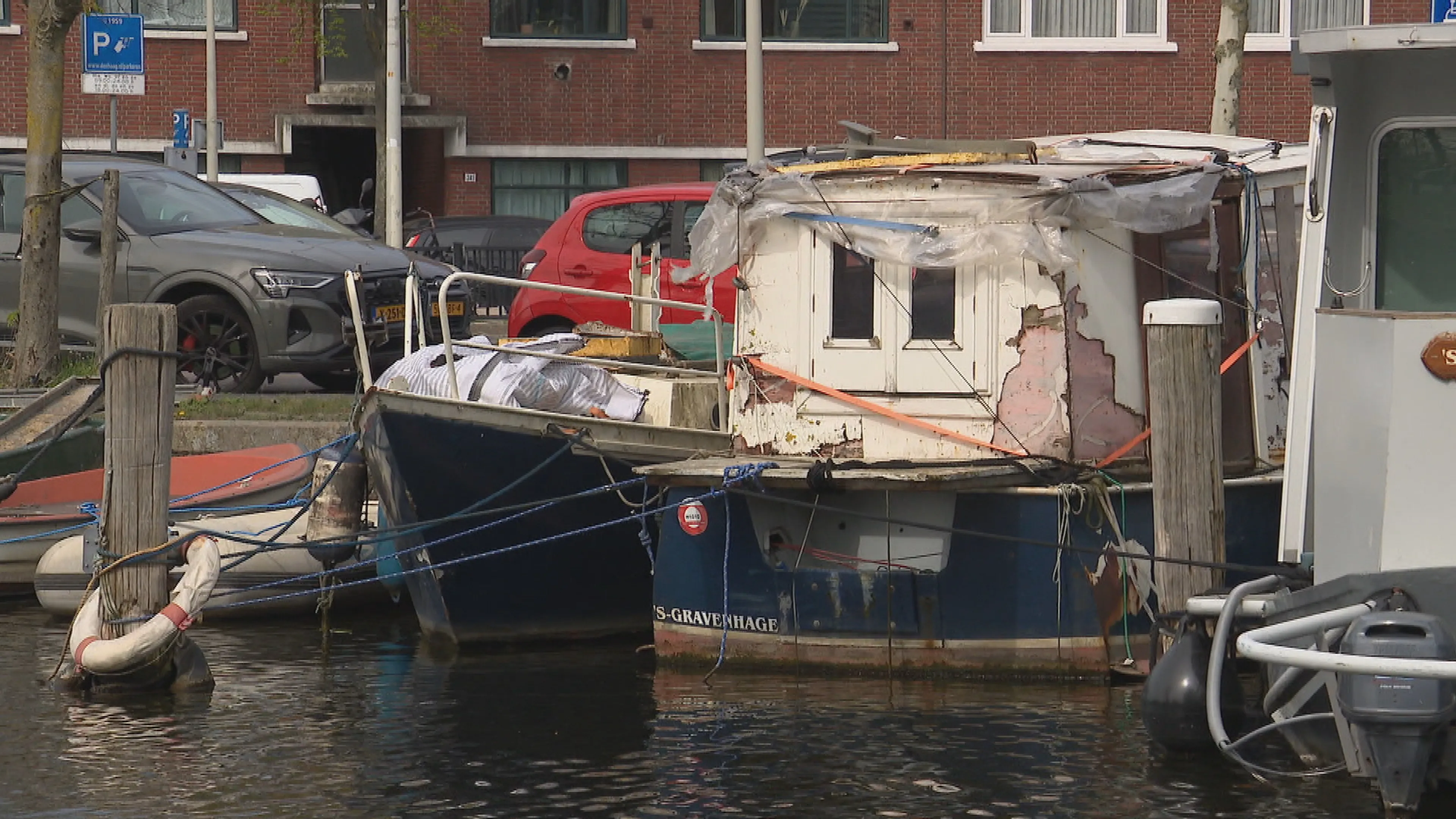 'Crackboten' maken Haagse grachten tot vuilnisbelt, Monique heeft oplossing