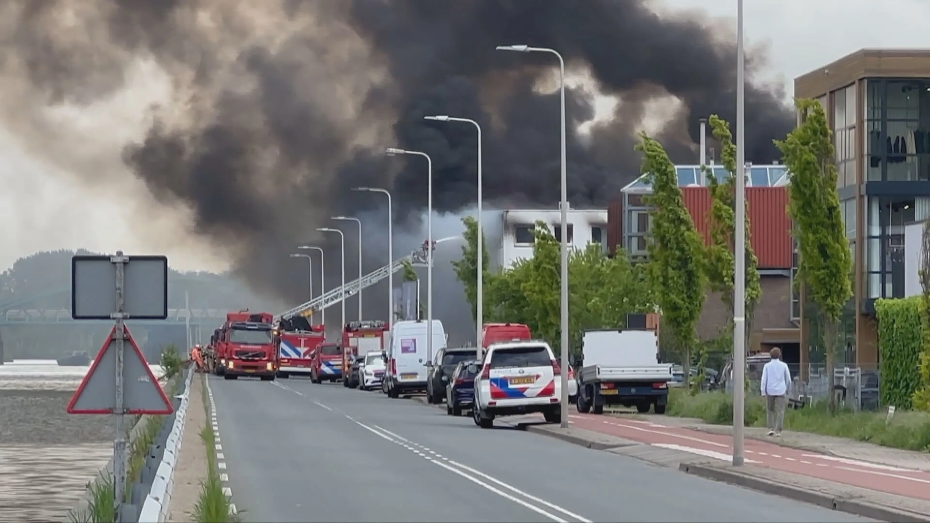 Enorme rookwolk bij brand in Diemen