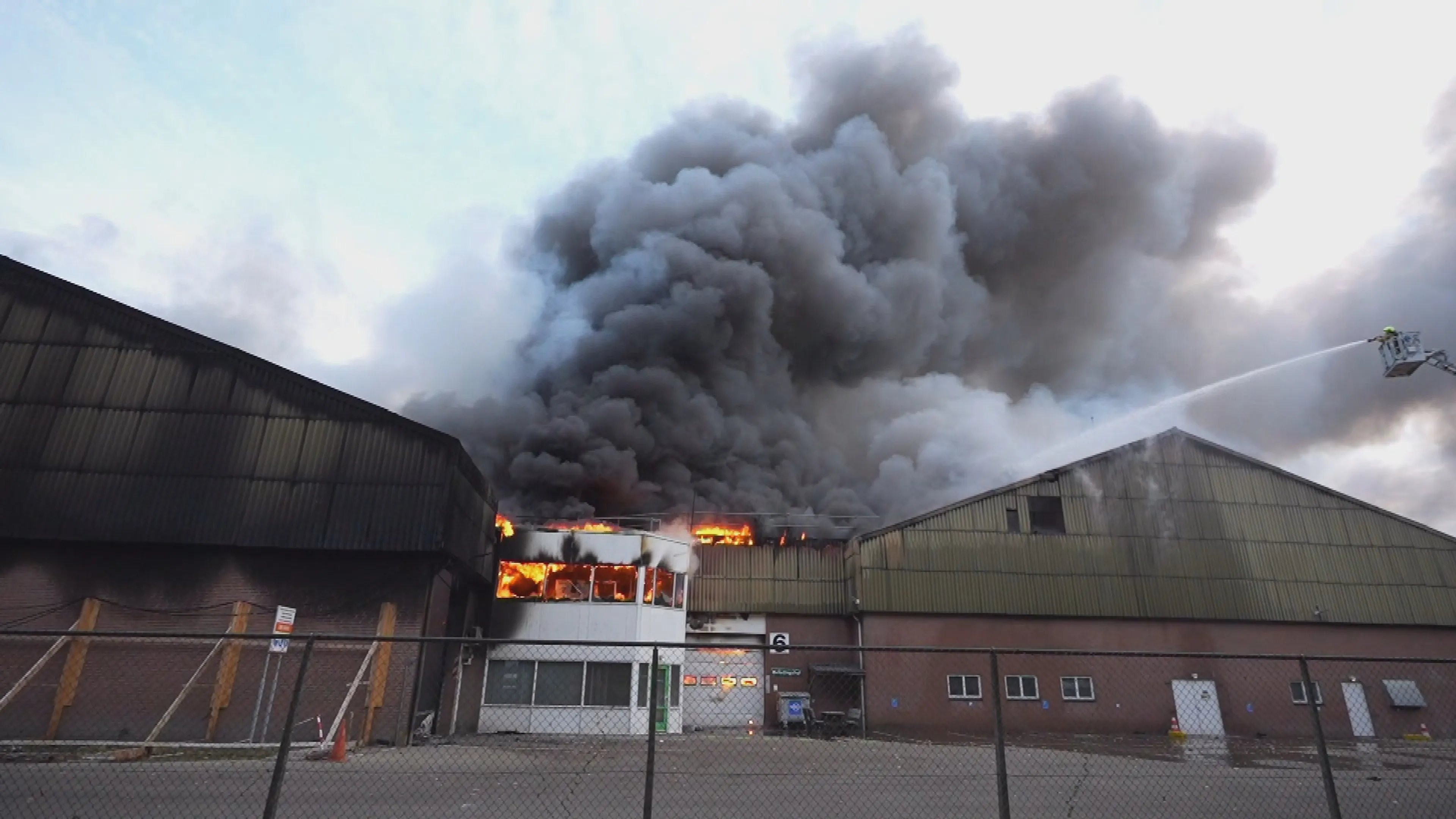 Grote brand bij afvalverwerker in Deurne: NL-Alert verstuurd om dikke rook