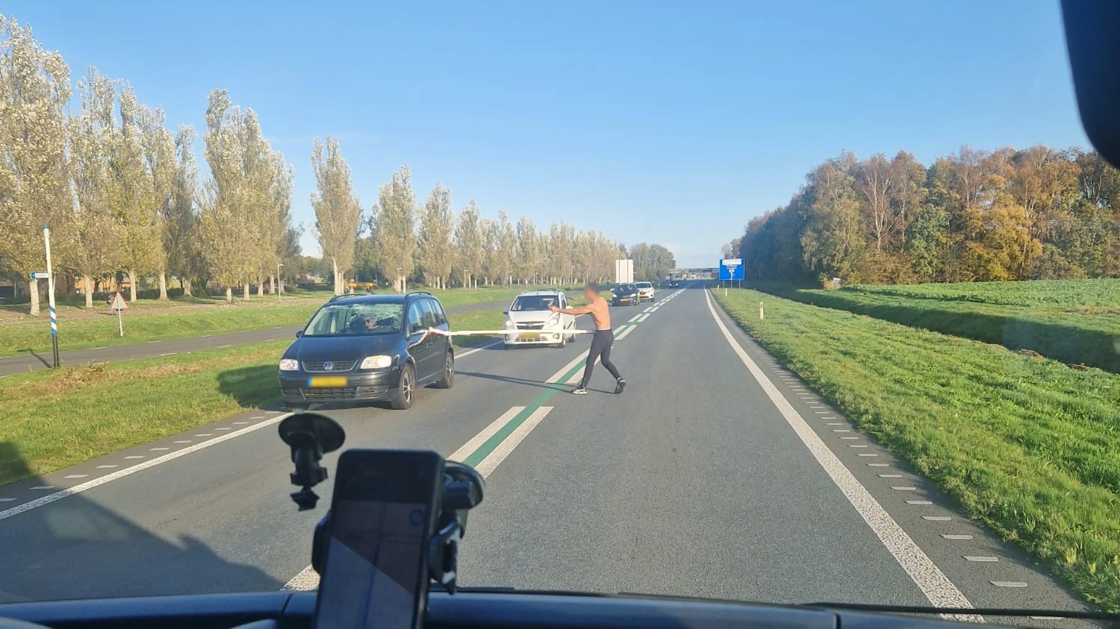 Man sloopt langsrijdende auto's met losgerukte slagboom in Ter Apel