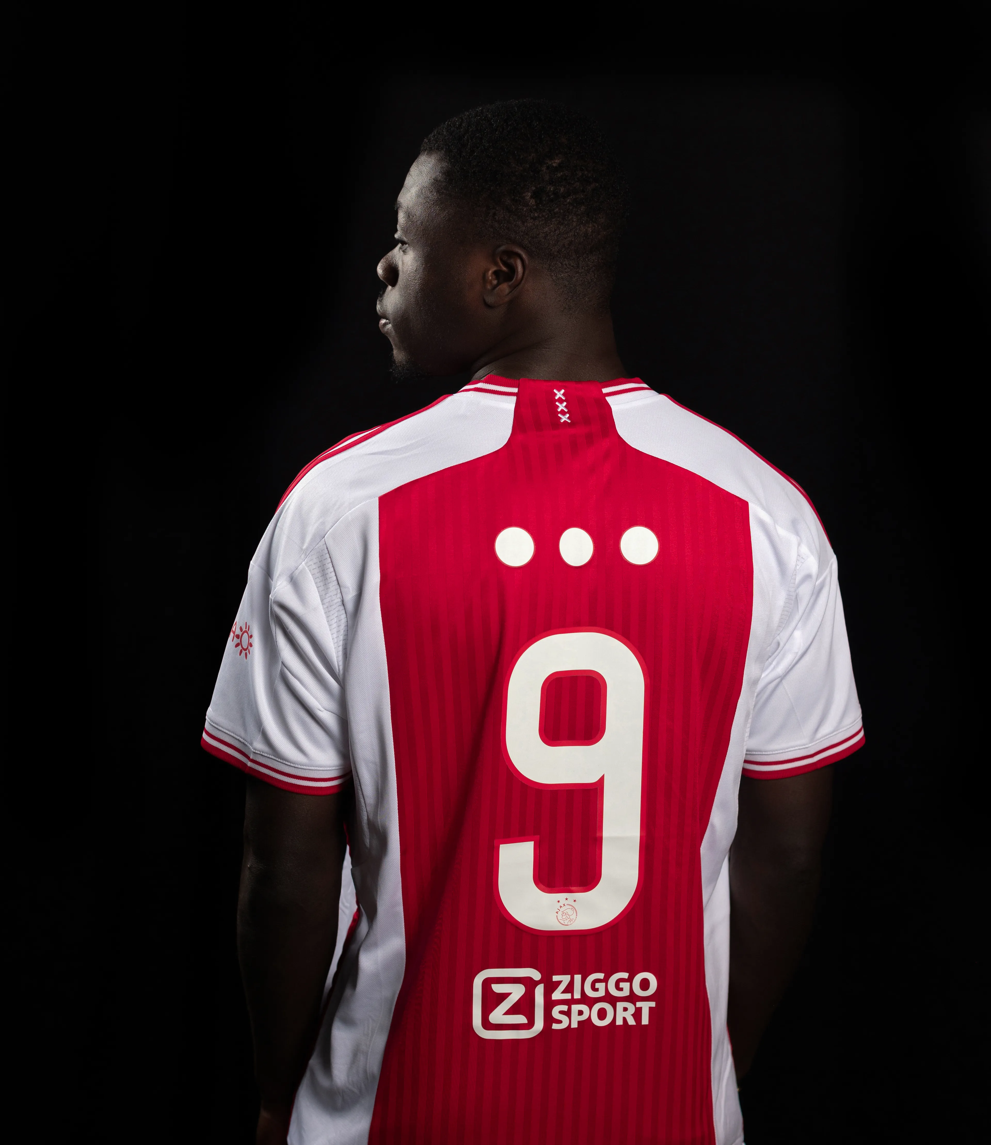 Ajax speelt in shirts zonder namen als actie tegen online haatberichten