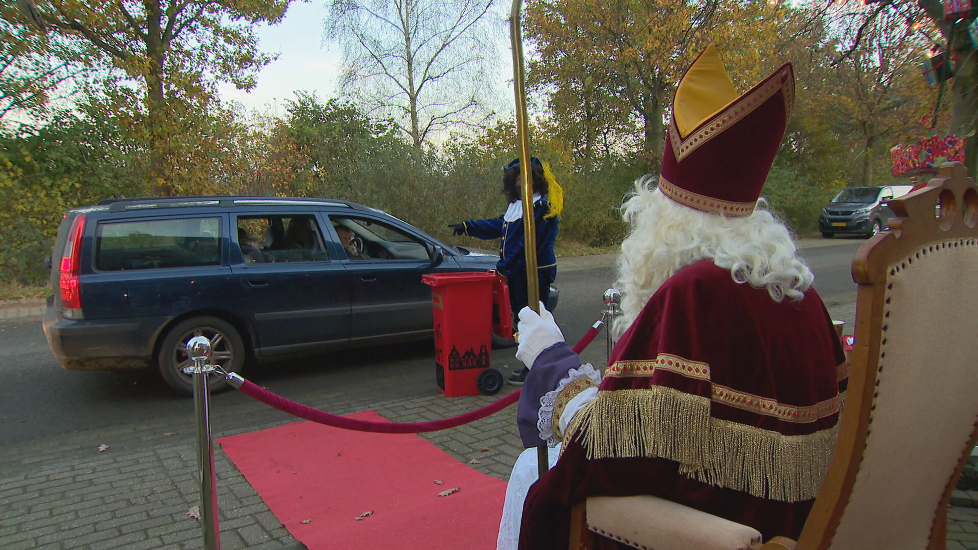 In de file voor Sinterklaas: Vorden onthaalt goedheiligman met drive-intocht