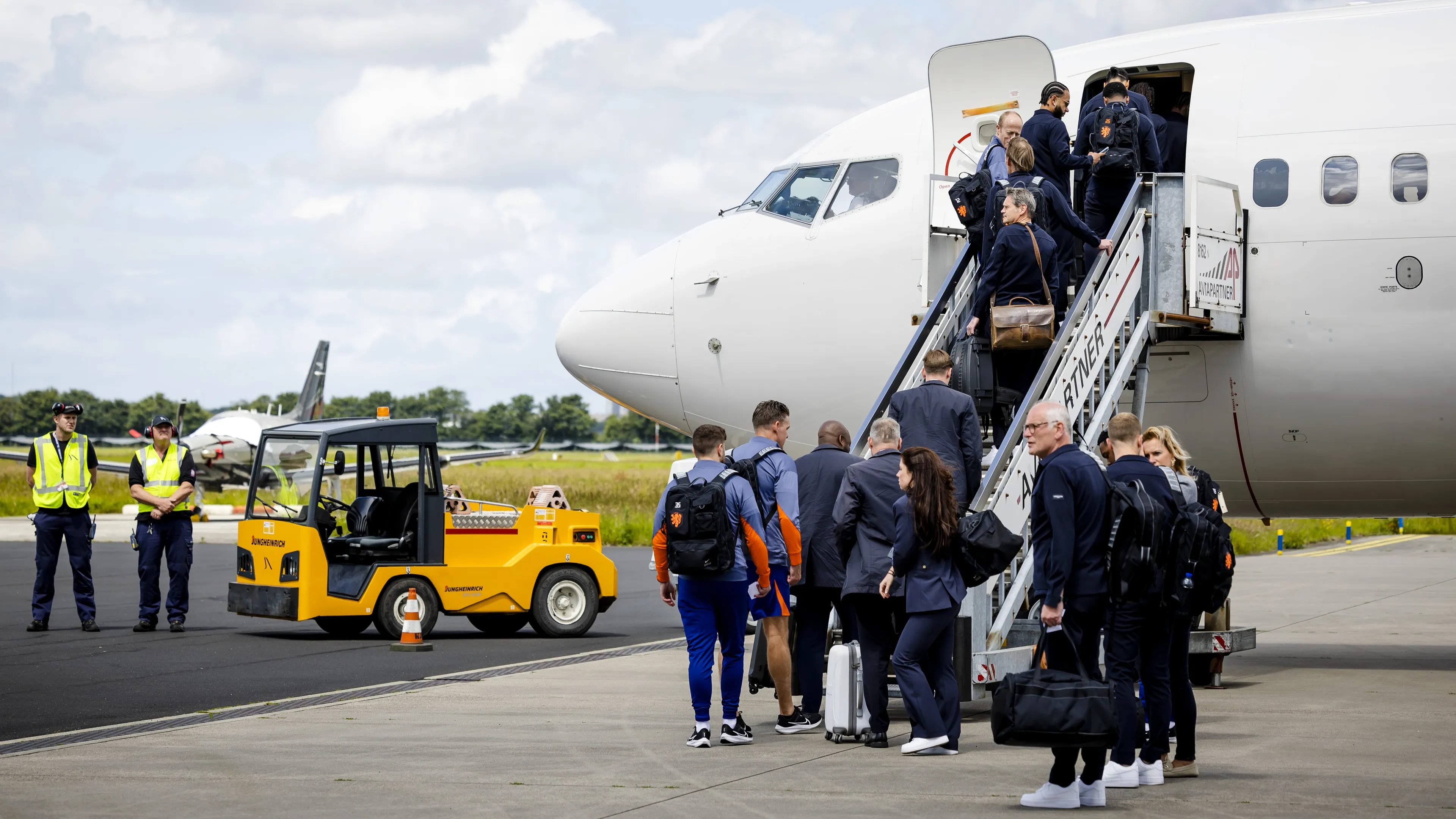 Oranje vliegt na uitschakeling in halve finale terug naar Schiphol
