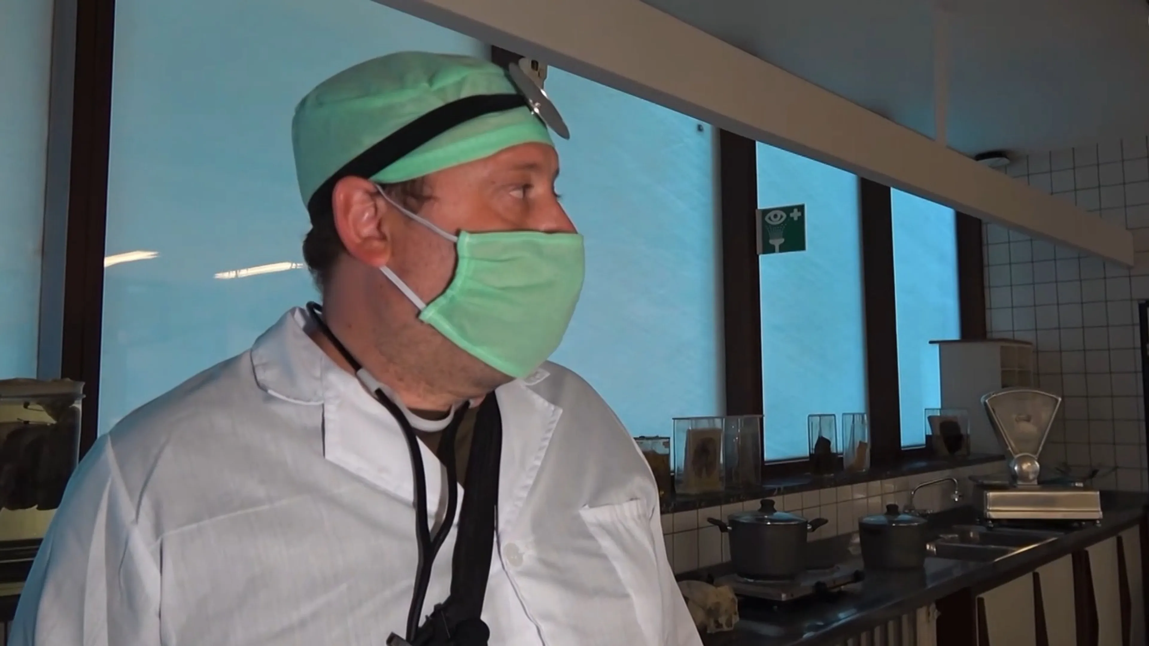 VIDEO: youtuber Mark ontdekt lichamen in verlaten mortuarium: 'Holy fuck'