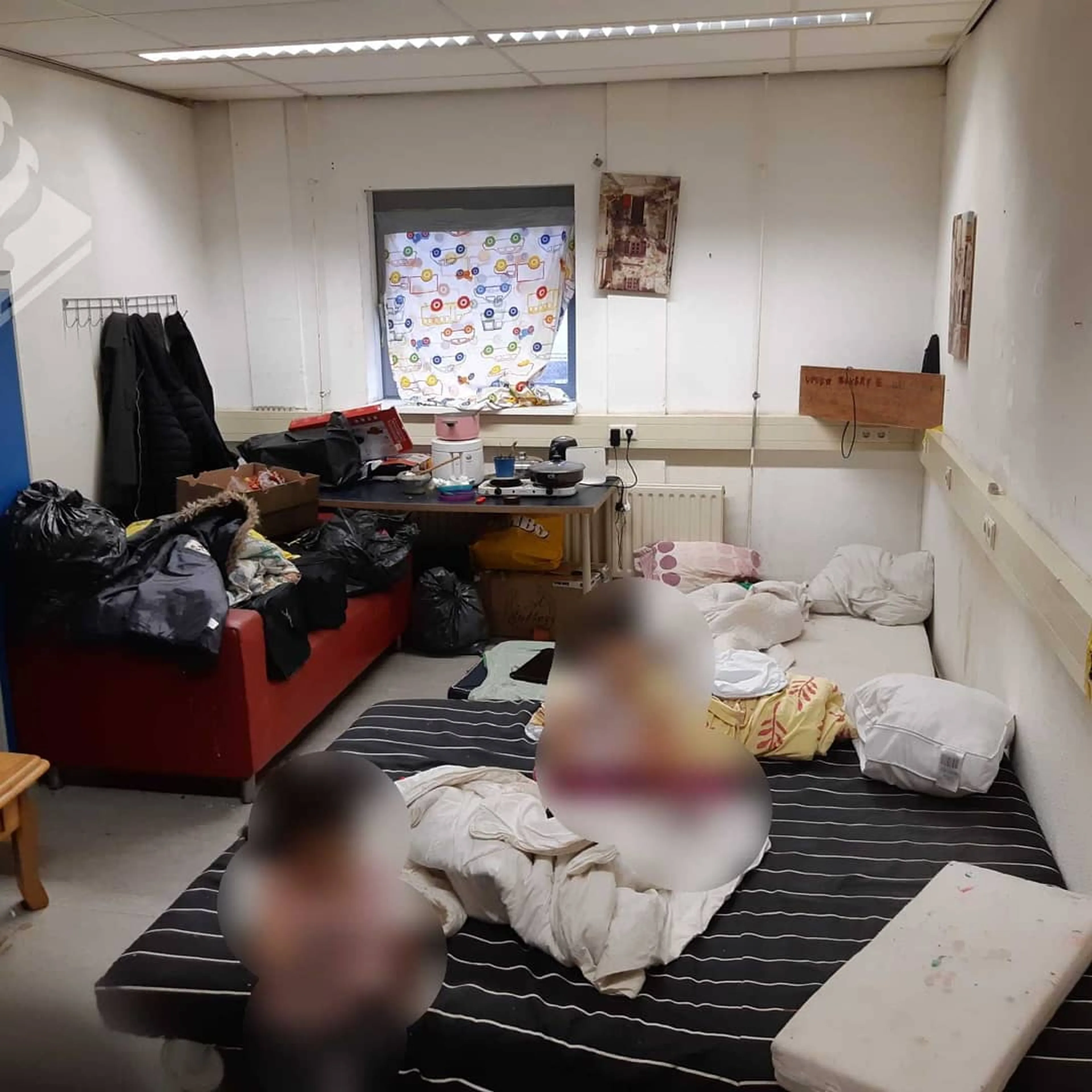 Gezin met drie kindjes leeft tussen de muizenkeutels in smerige loods