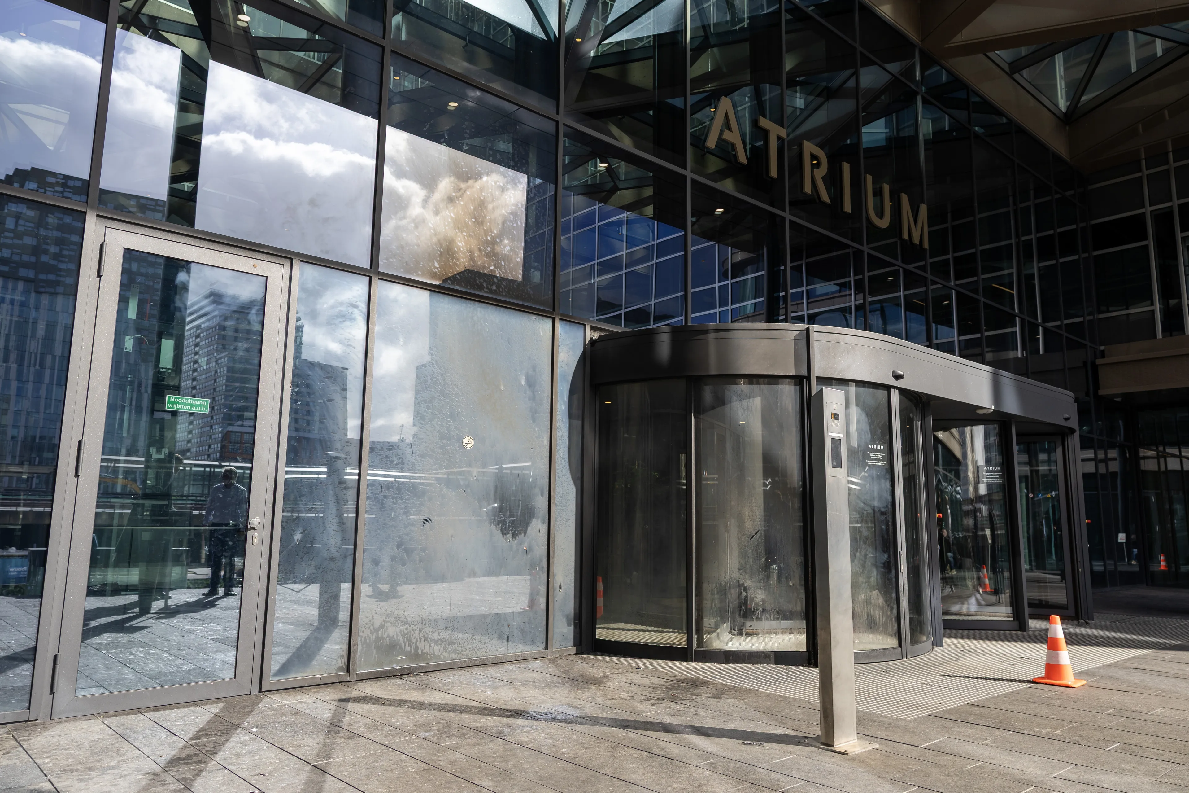 Politie pakt 16-jarige jongen op voor explosie Zuidas Amsterdam