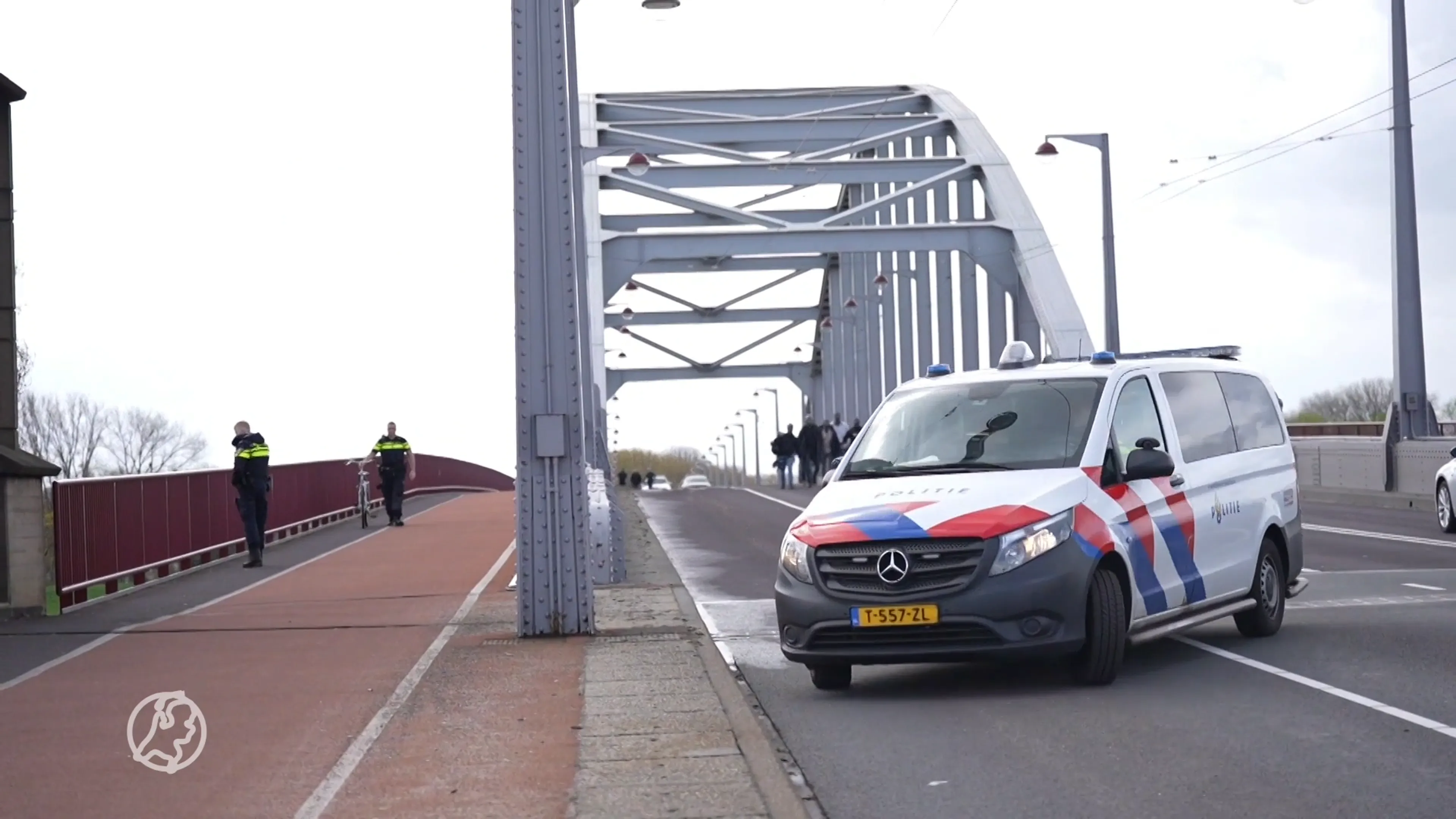 Verwarde man op brug in Arnhem, verkeer stilgelegd