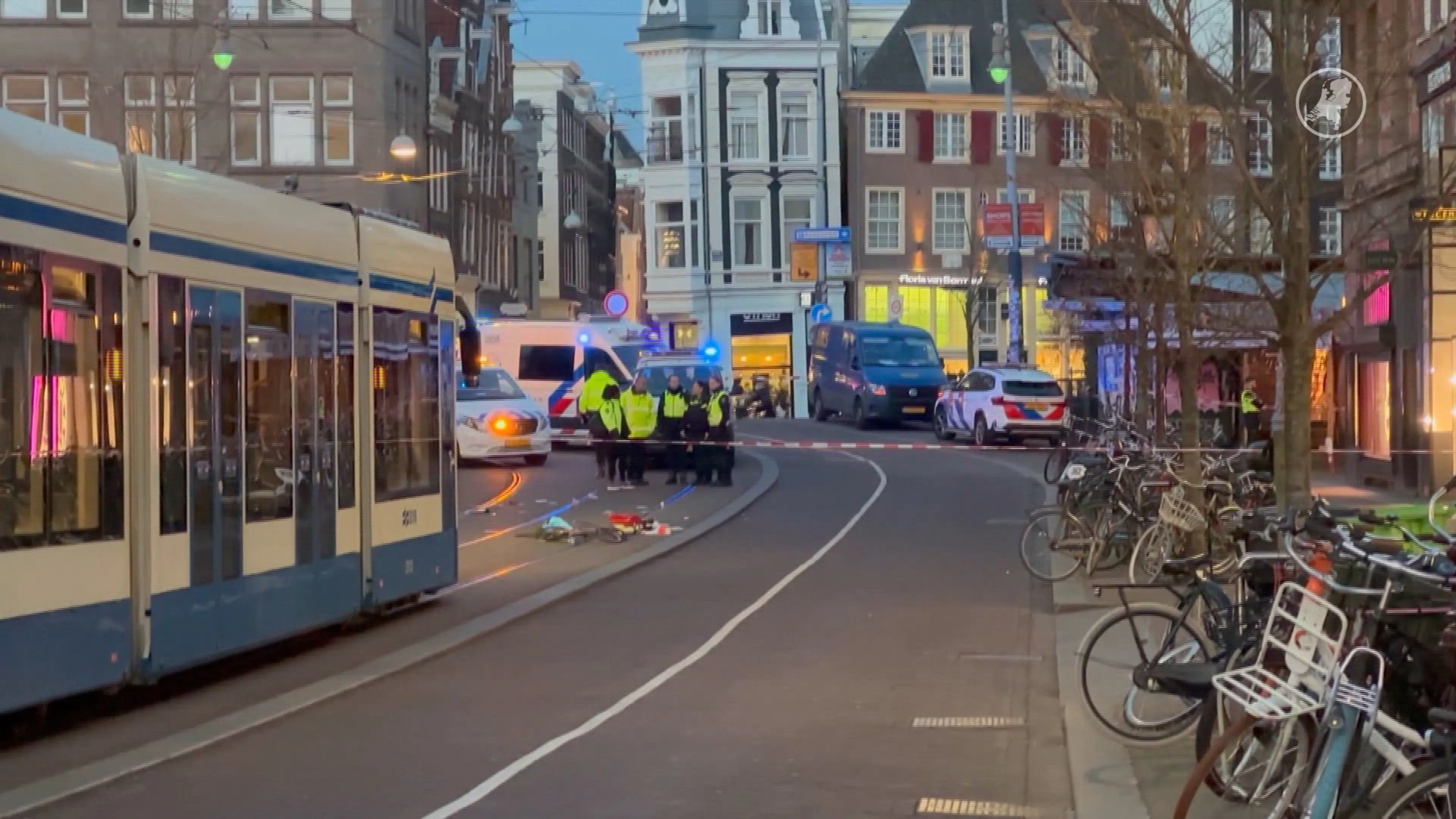 Fietser (57) ernstig gewond: klem tussen twee trams in Amsterdam