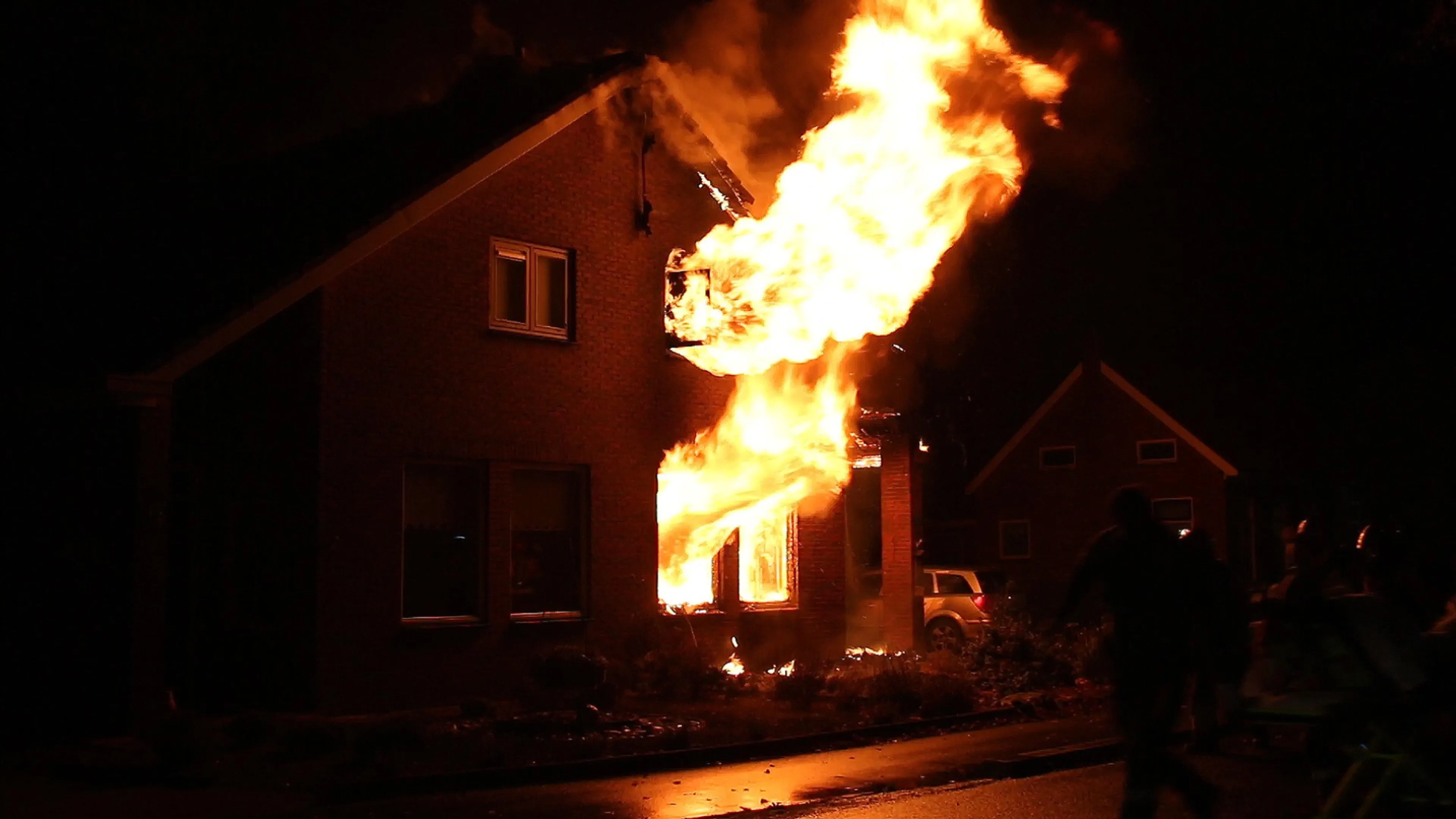 Felle woningbrand in Wedde: één bewoner gewond, een ander nog vermist