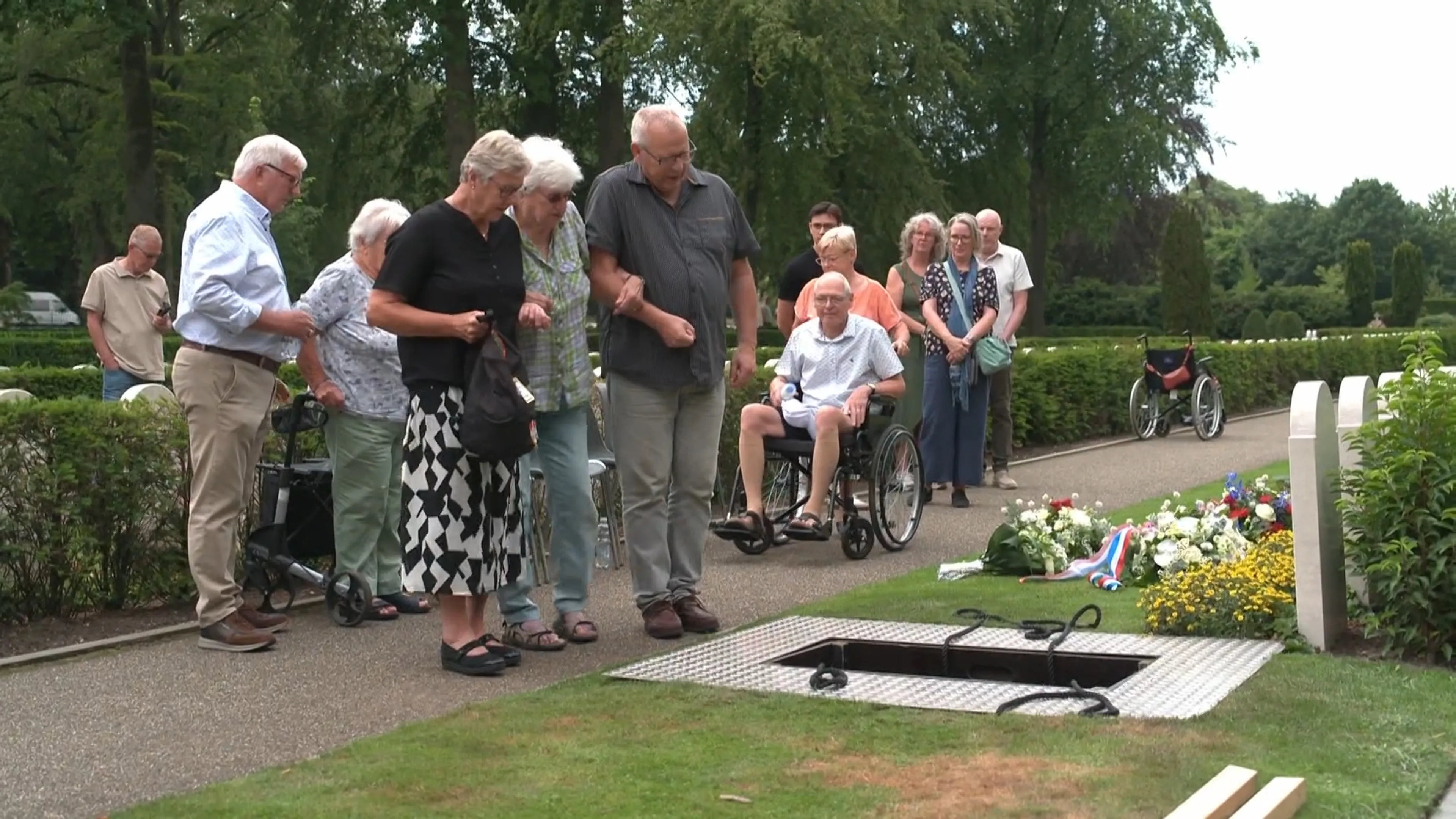 Nabestaanden blij met bijzondere herbegrafenis van Cees Zaal (24)