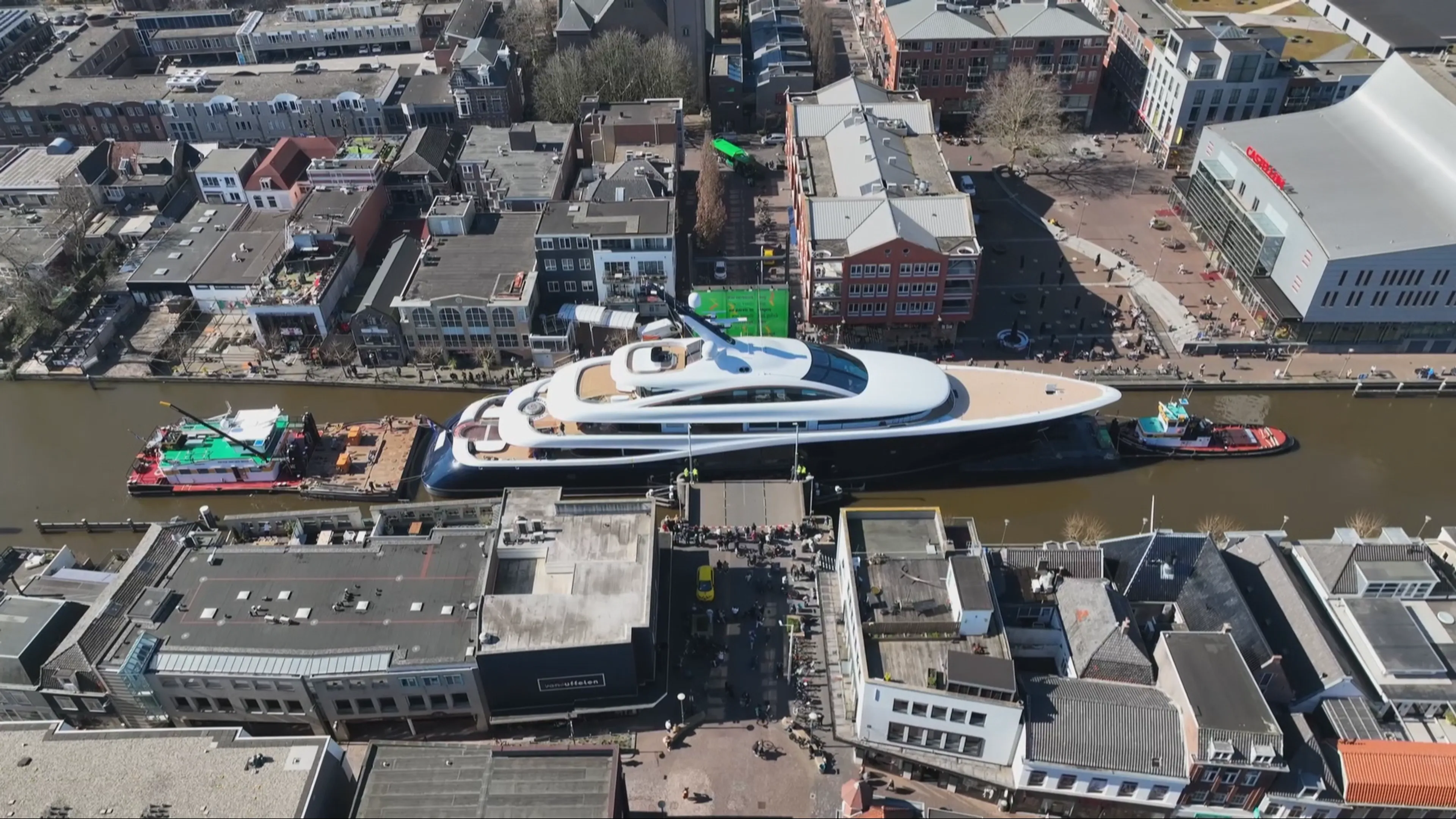ZIEN: Megajacht 'van F1-baas' vaart door Alphen aan den Rijn en past maar nét