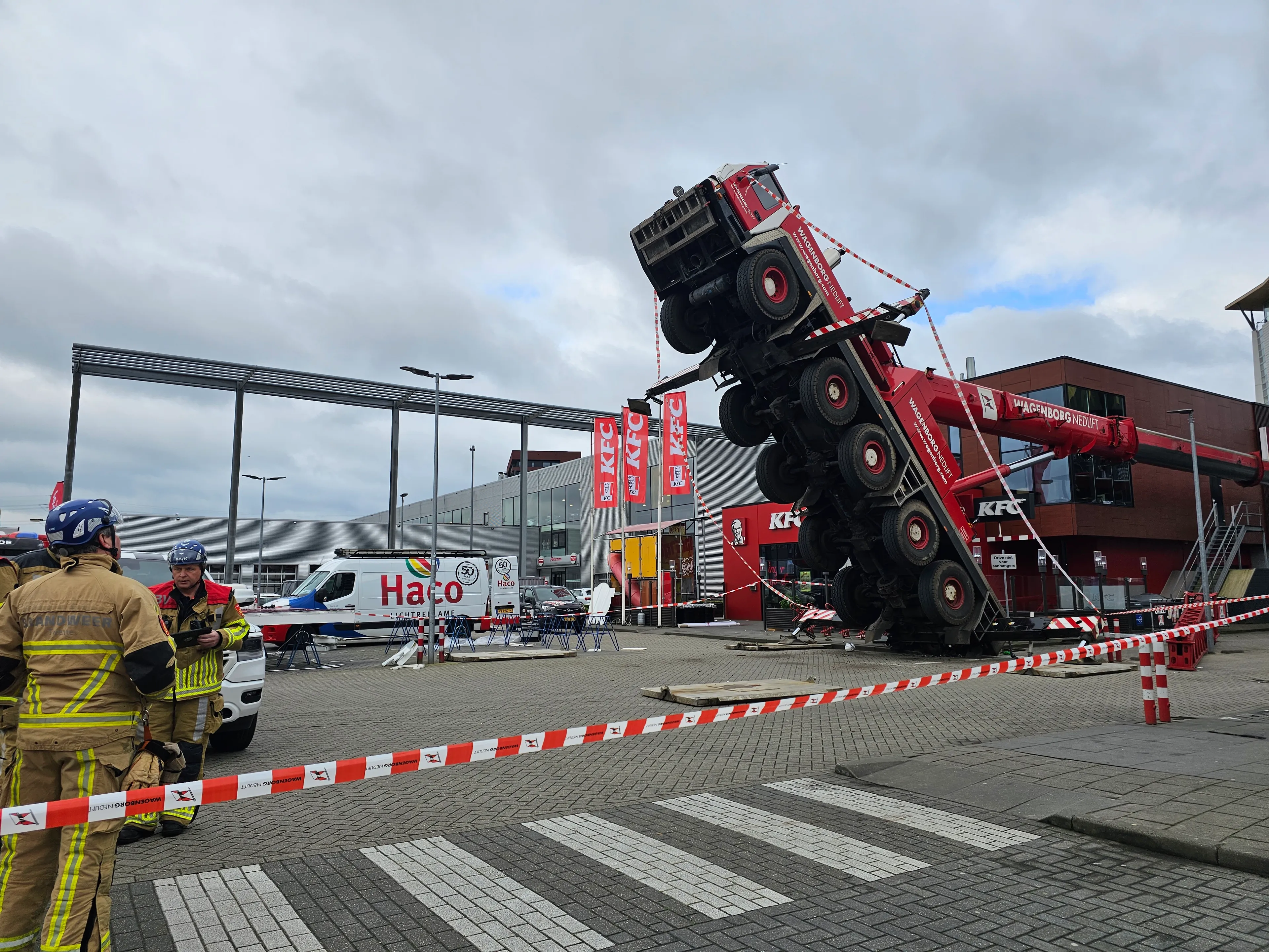 Hijskraan valt op filiaal fastfoodrestaurant in Enschede