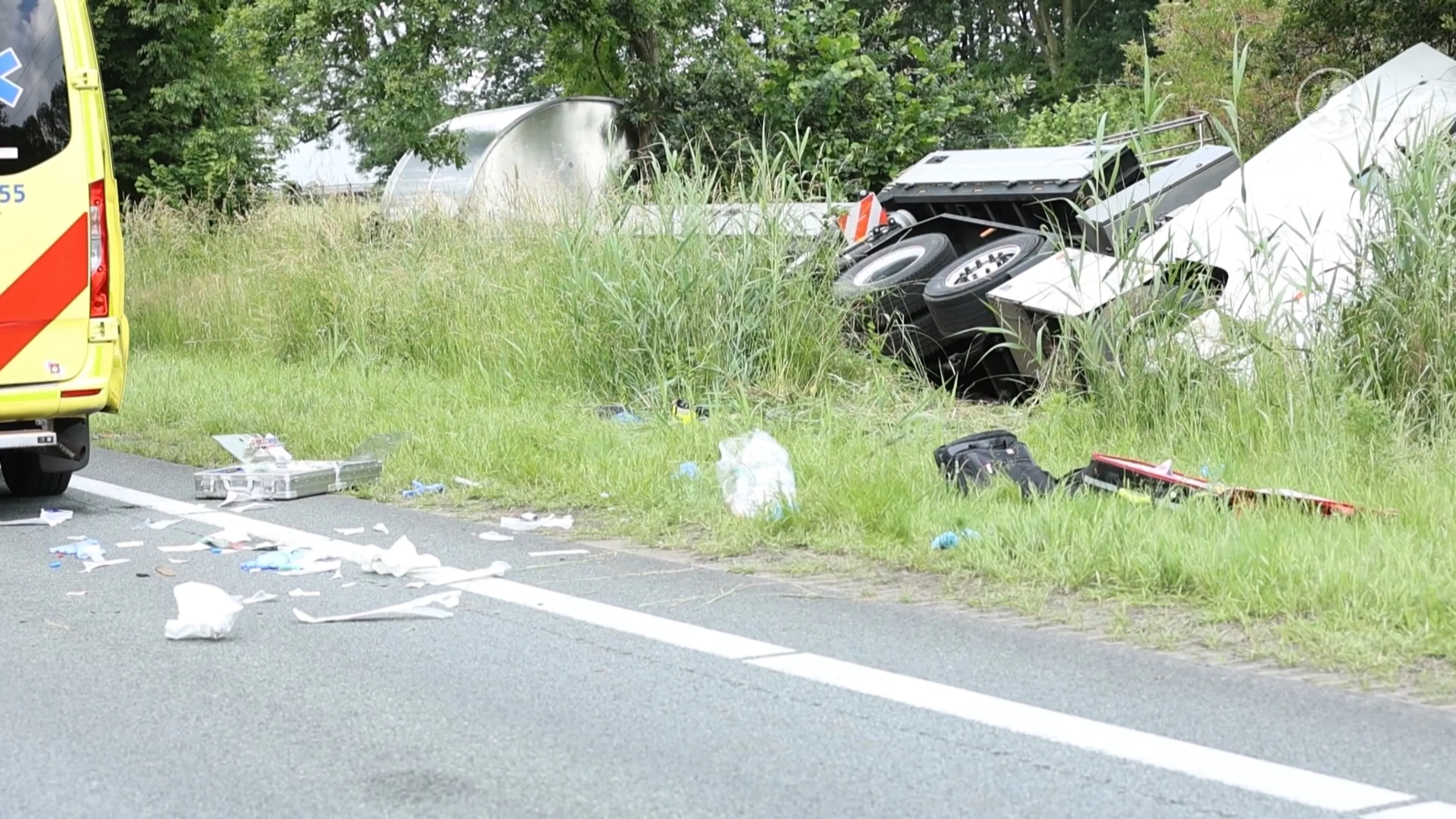 N36 dicht na ongeval met meerdere vrachtauto's