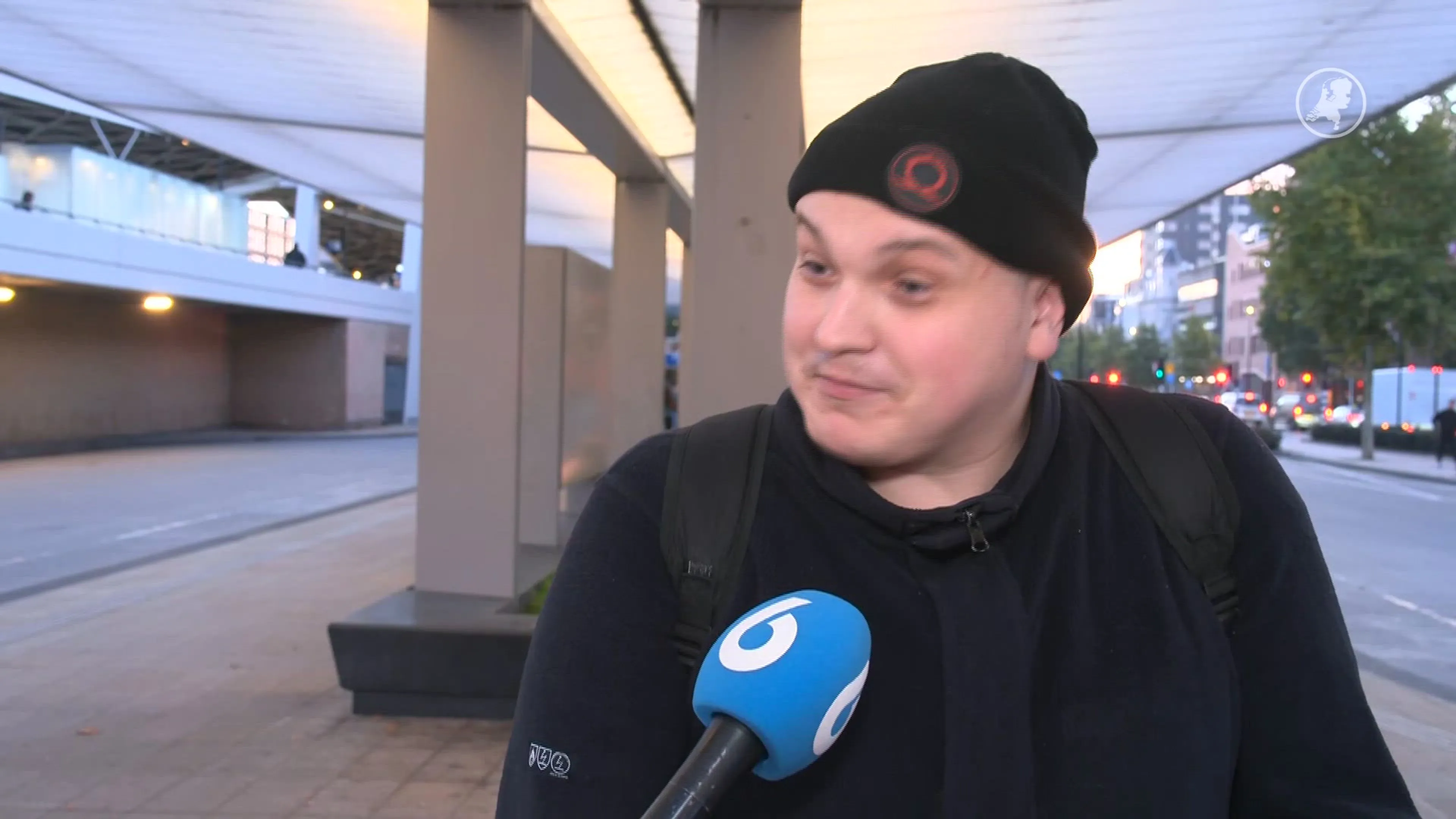 Enkele vergispassagiers wachten op bus in Tilburg tijdens staking streekvervoer