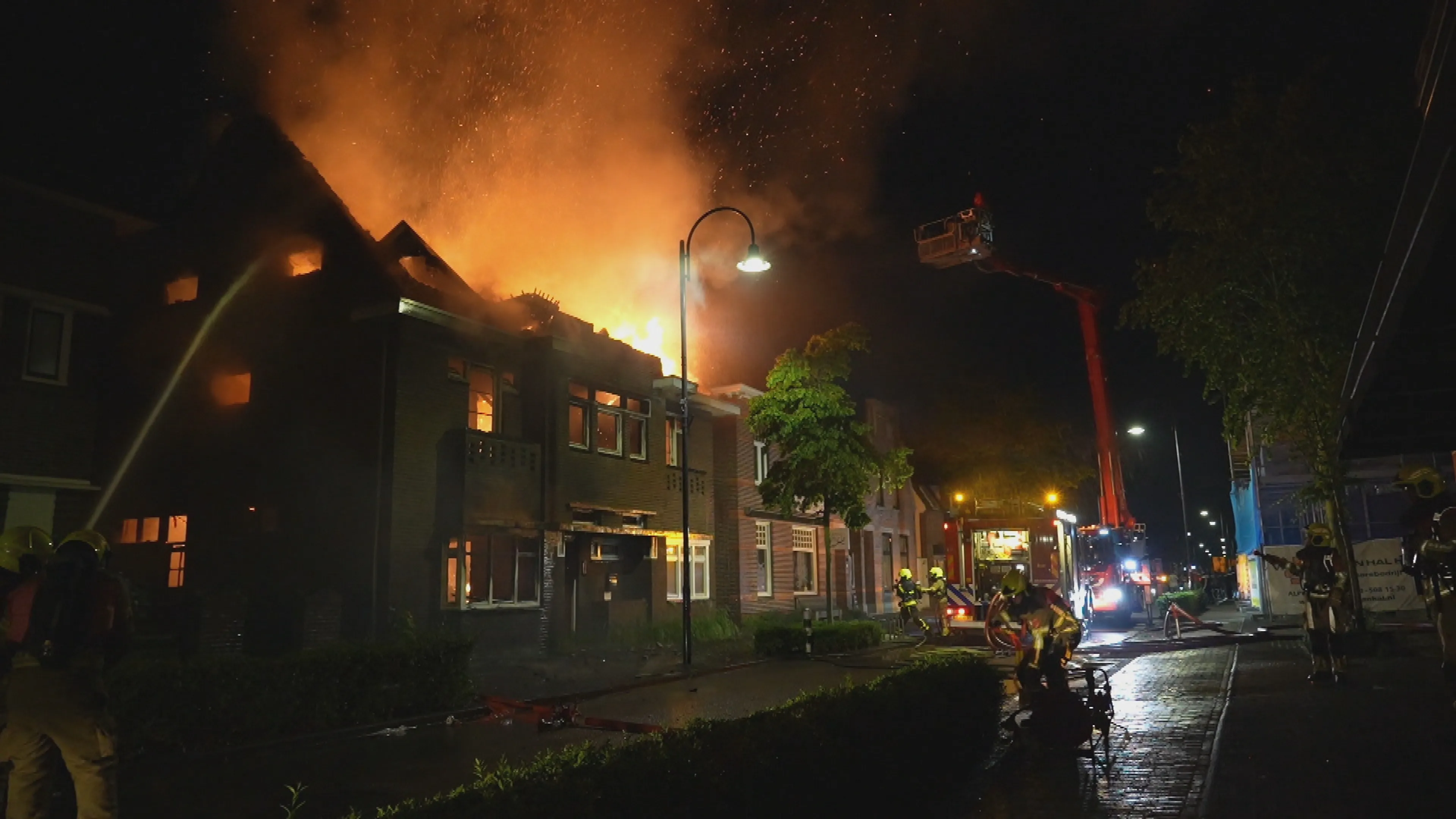 Instortingsgevaar bij grote woningbrand Rijen, 'mogelijk nog iemand binnen'