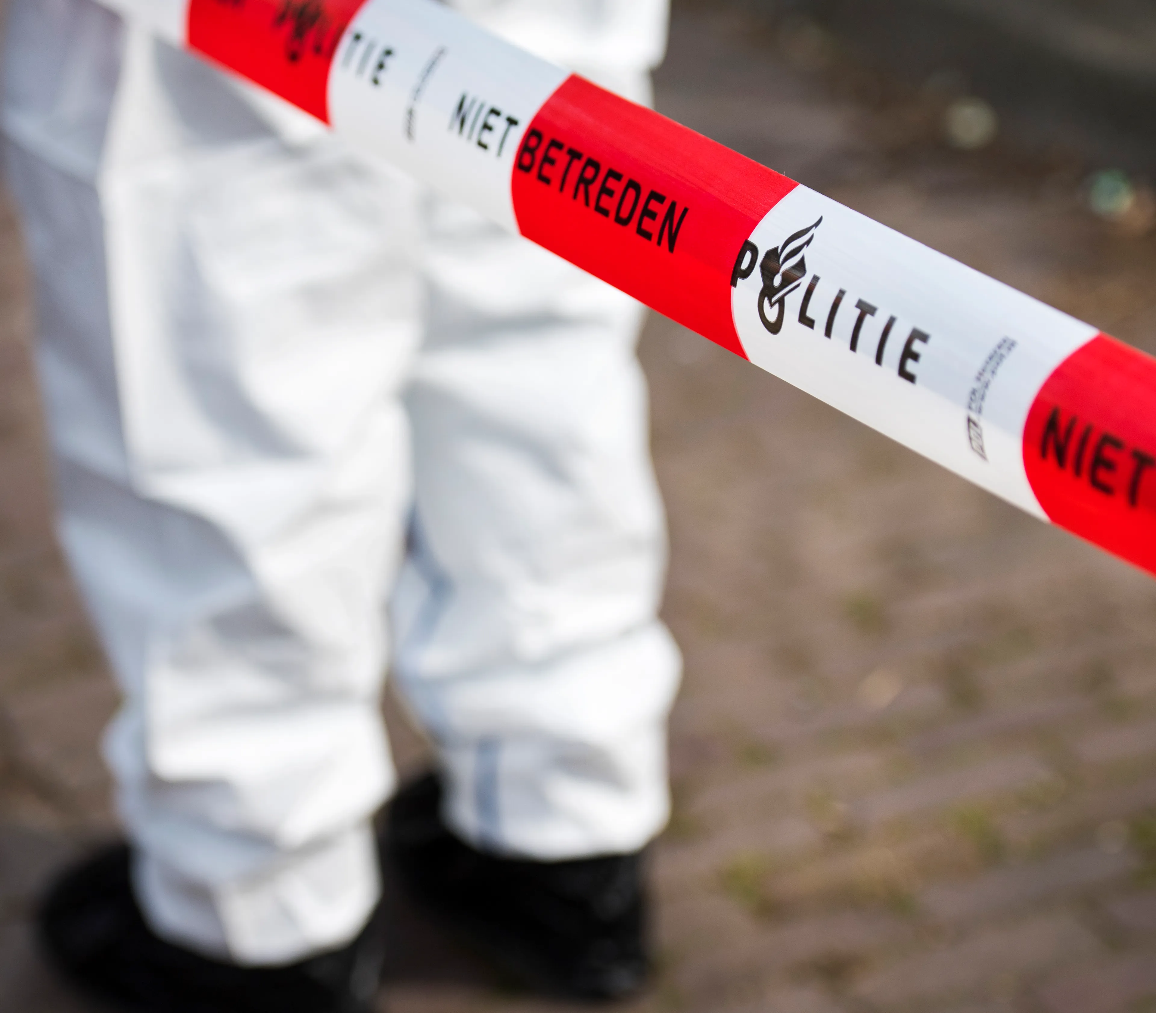 Vrouw zwaargewond door explosie bij voordeur, groepje jongeren rent lachend weg