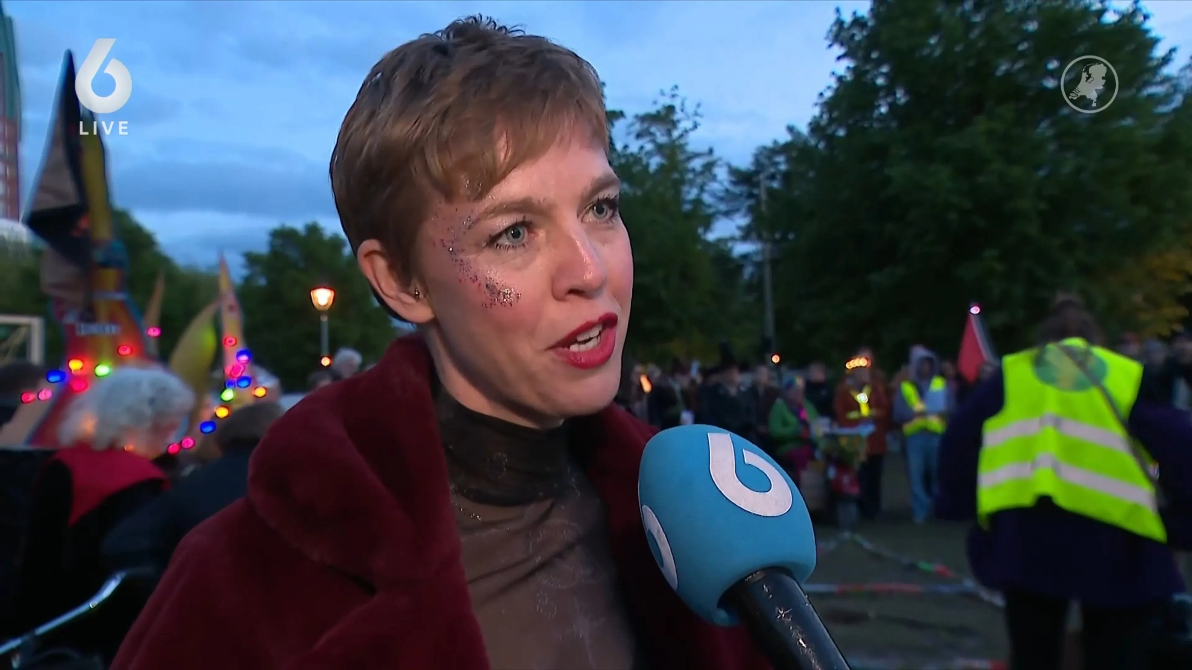 Tientallen mensen lopen mee met Heksennacht in Den Haag
