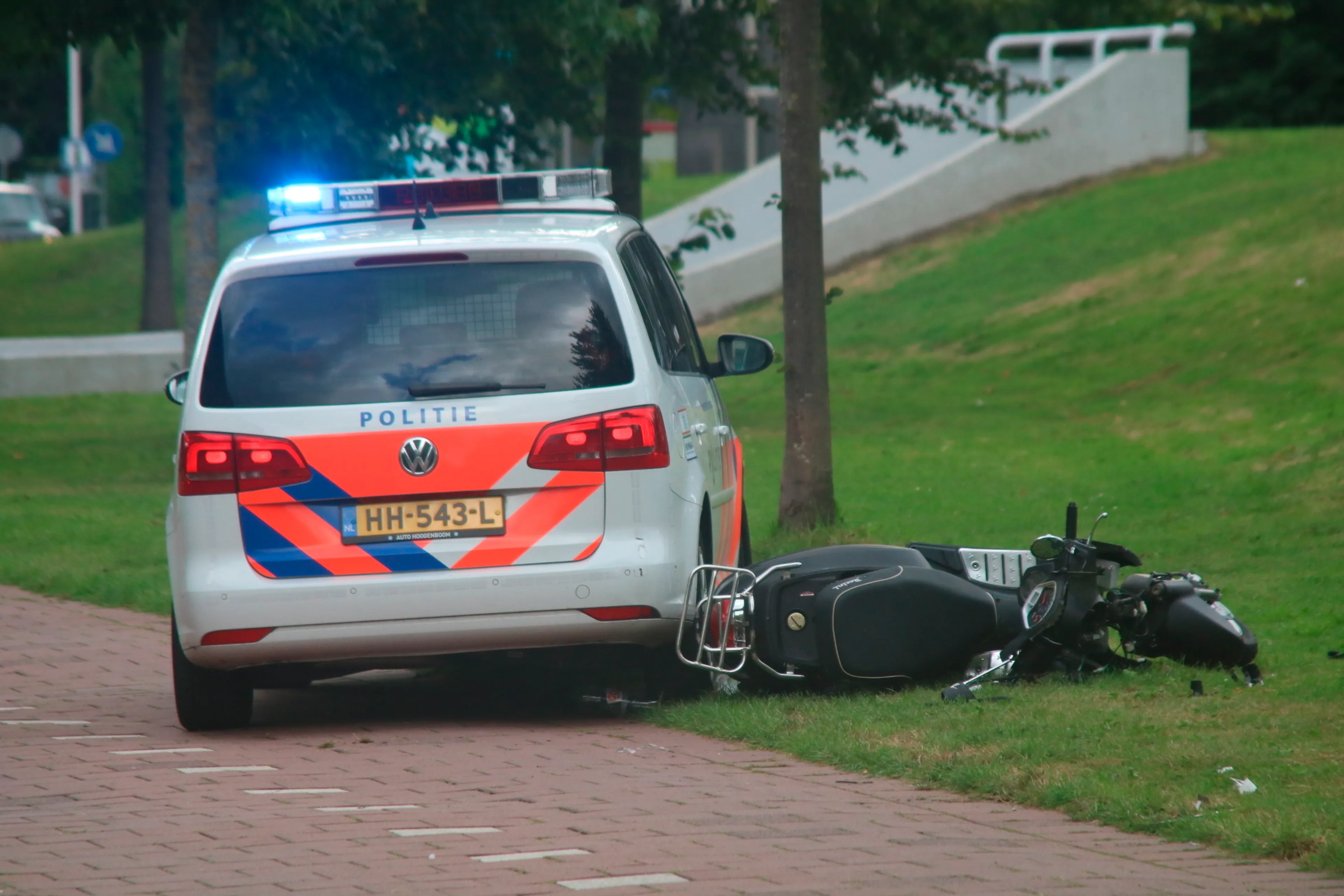 Scooterrijder (21) bewusteloos in berm Oud Gastel gevonden