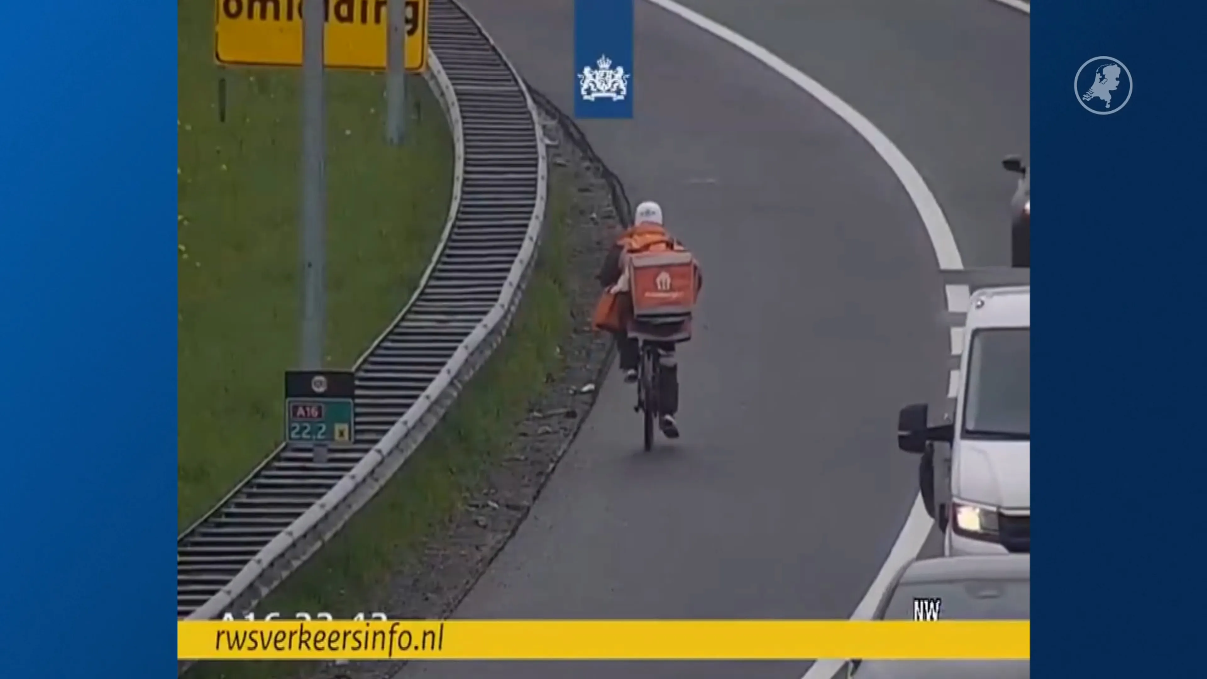 Maaltijdkoerier op fiets bezorgt bezorgde blikken op A16