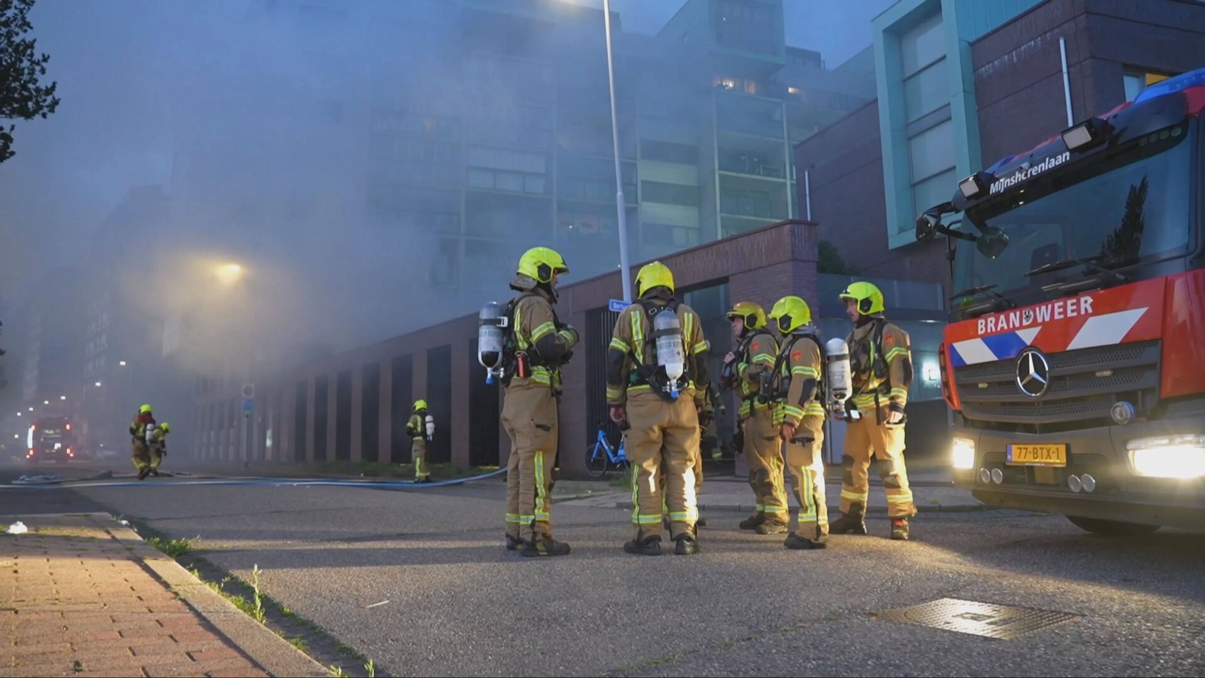 Grote brand in parkeergarage Rotterdam-Zuid, meerdere woningen ontruimd