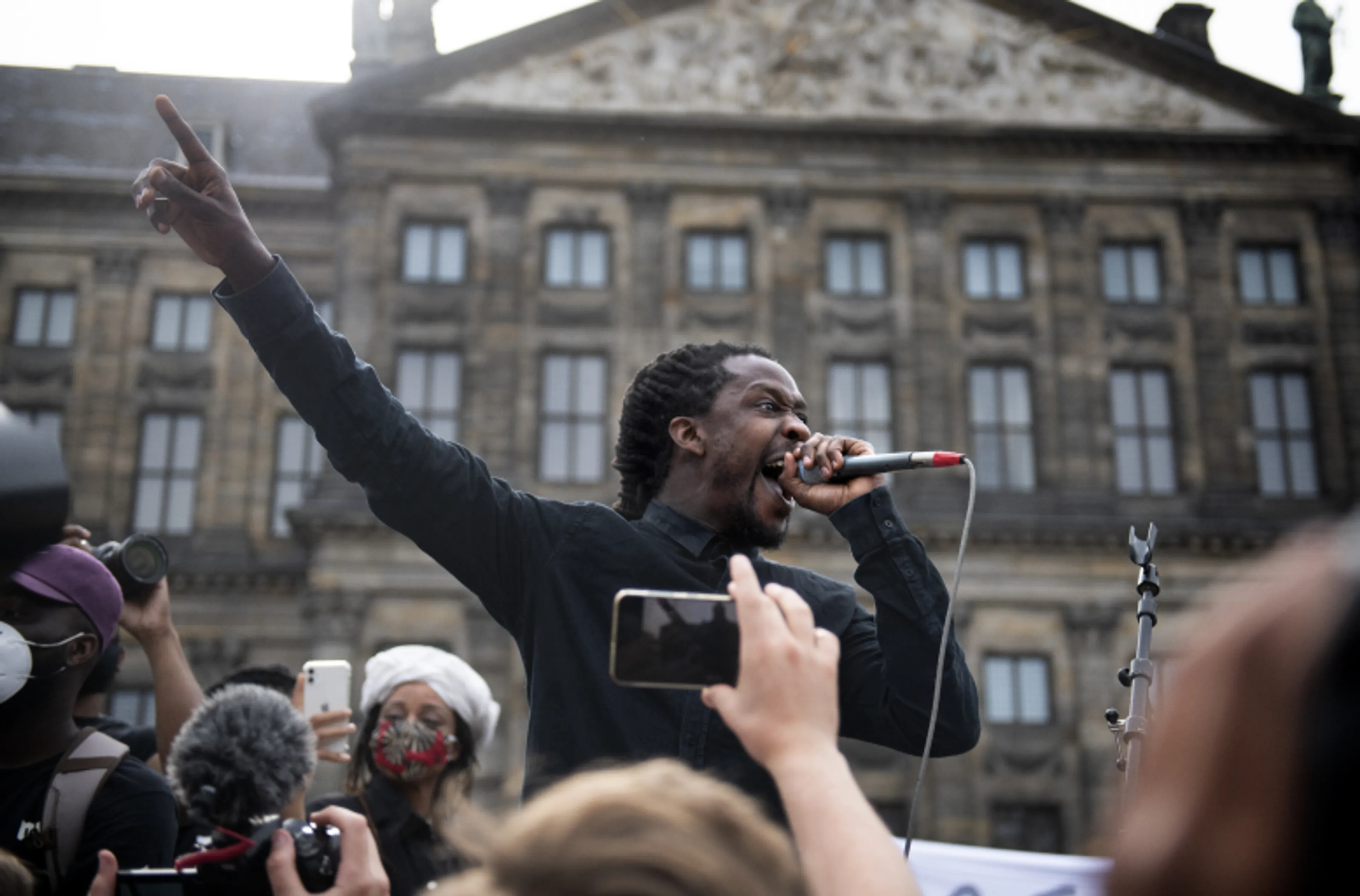 Akwasi vindt uitspraken over schoppen Zwarte Piet 'superdom'