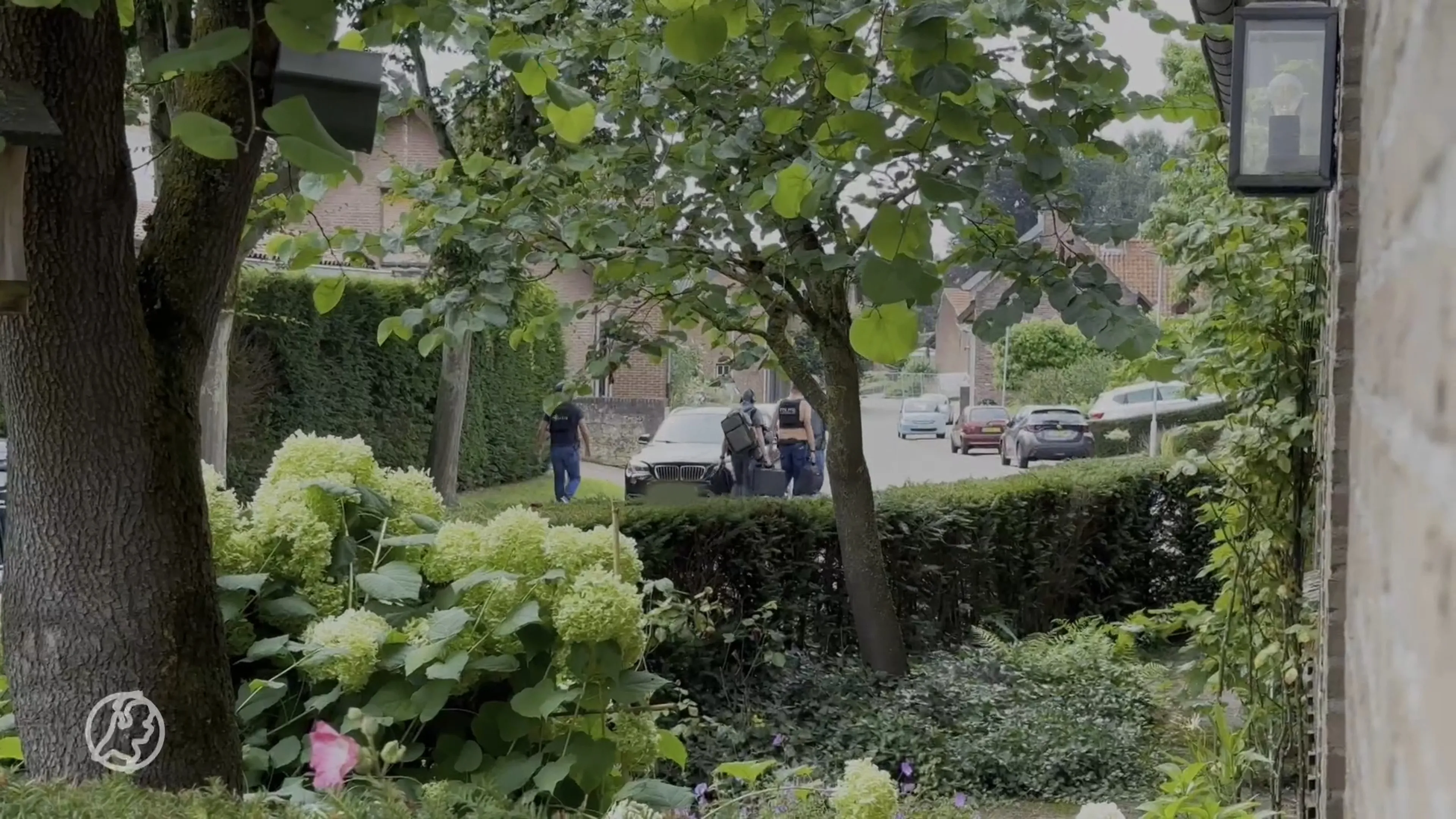 Man dreigt met wapens, politie ontruimt woningen in Hulsberg