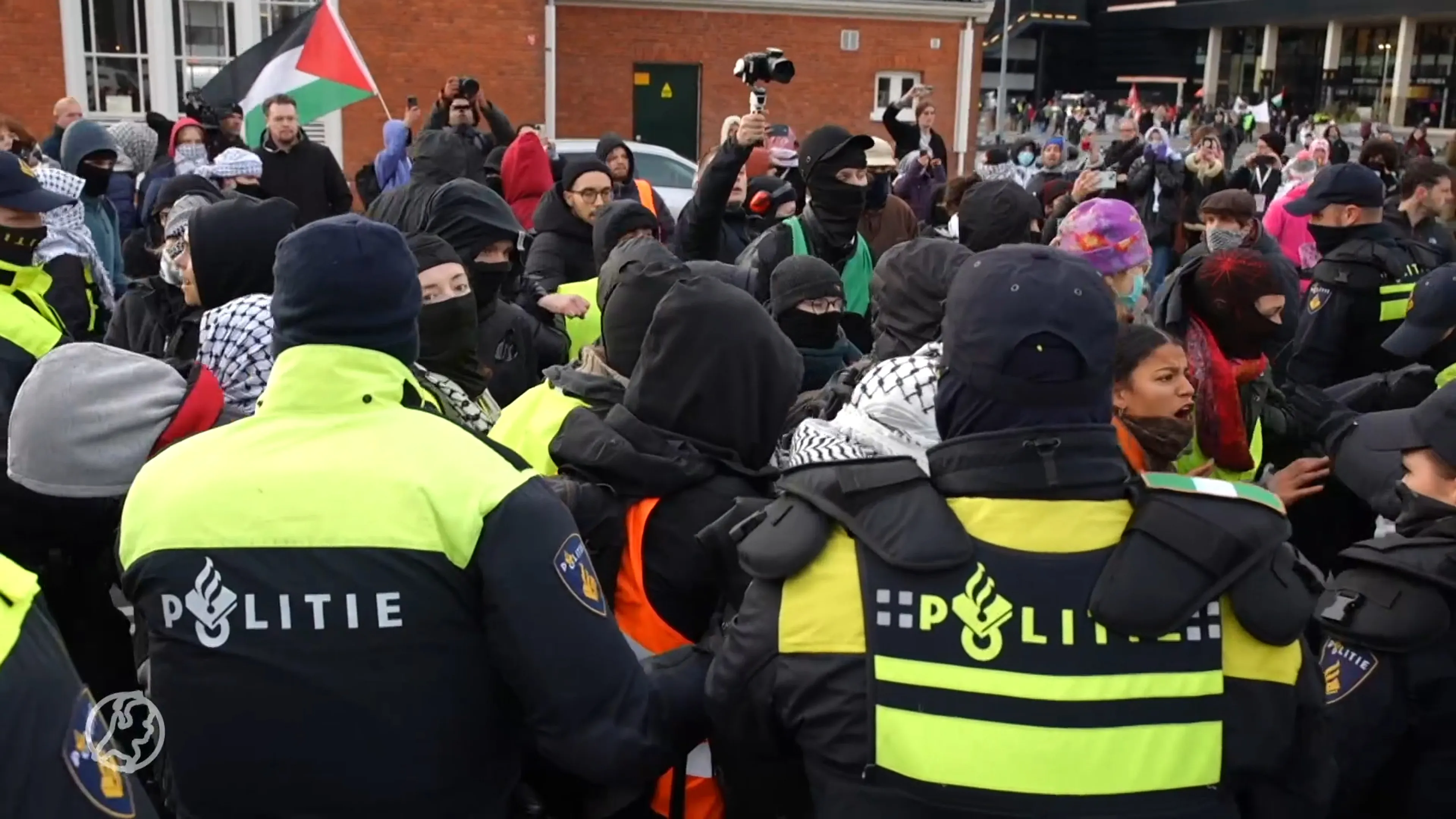 Politie grijpt in bij demonstratie bij wapenbeurs Ahoy