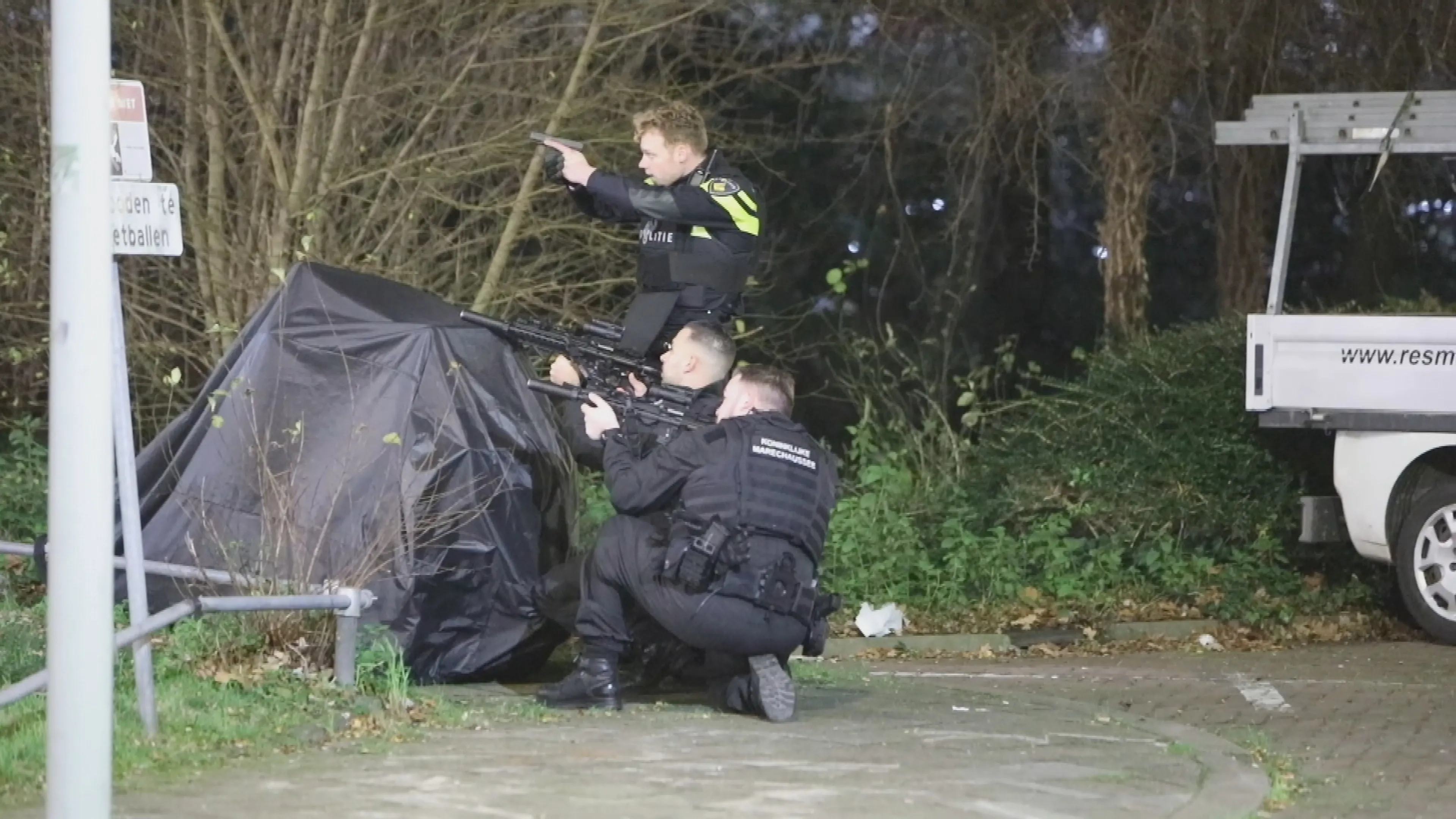 Paniek in Den Haag: verwarde man schiet vanaf balkon in woonwijk