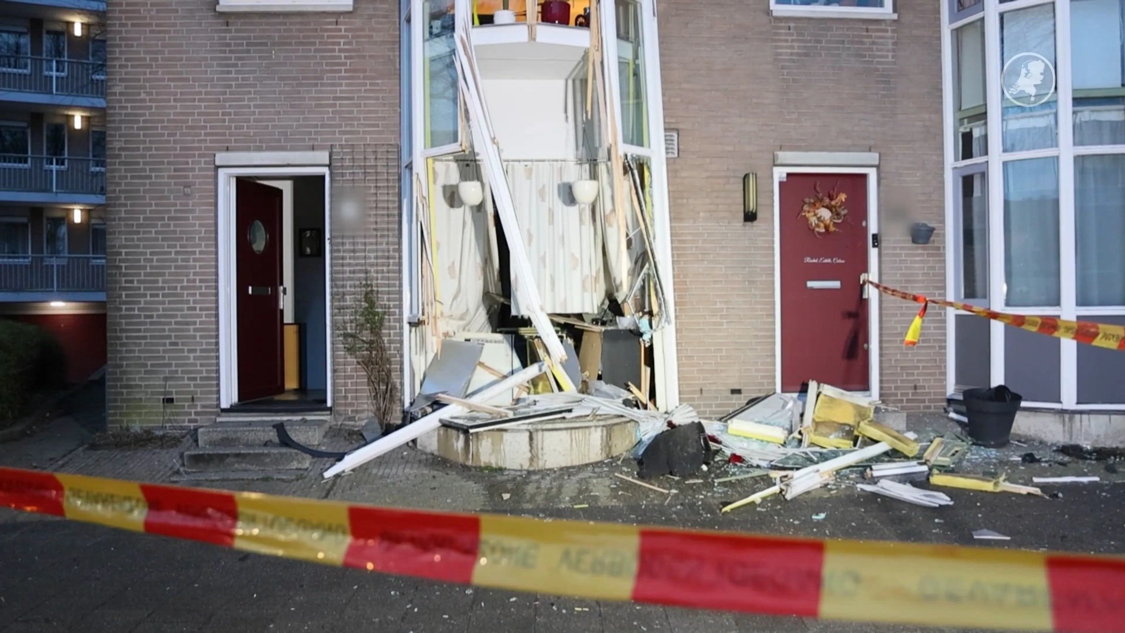 Auto rijdt tegen woning Beverwijk, veel schade aan gevel