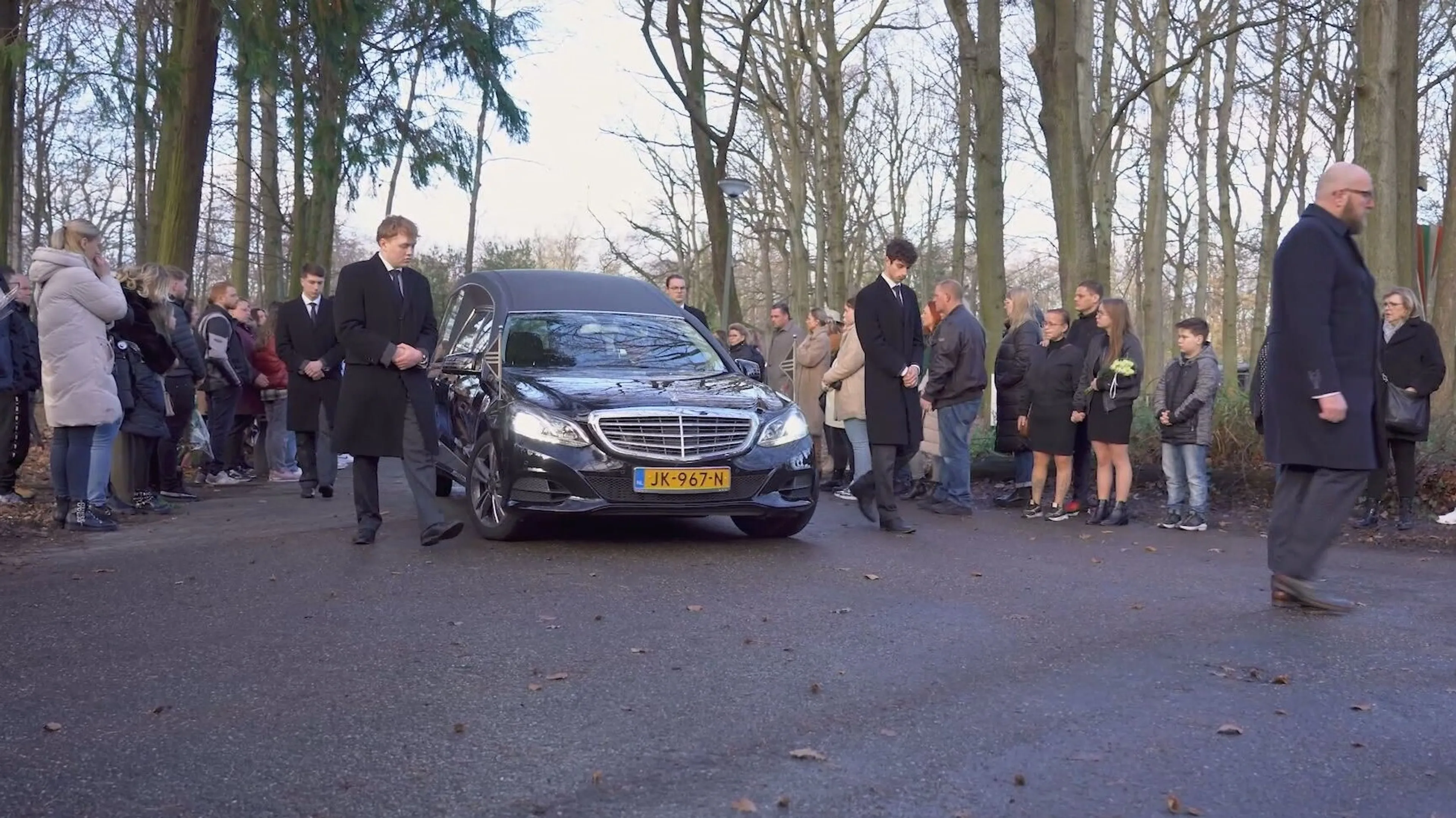Honderden mensen vormen erehaag voor doodgeschoten Gianna (14)