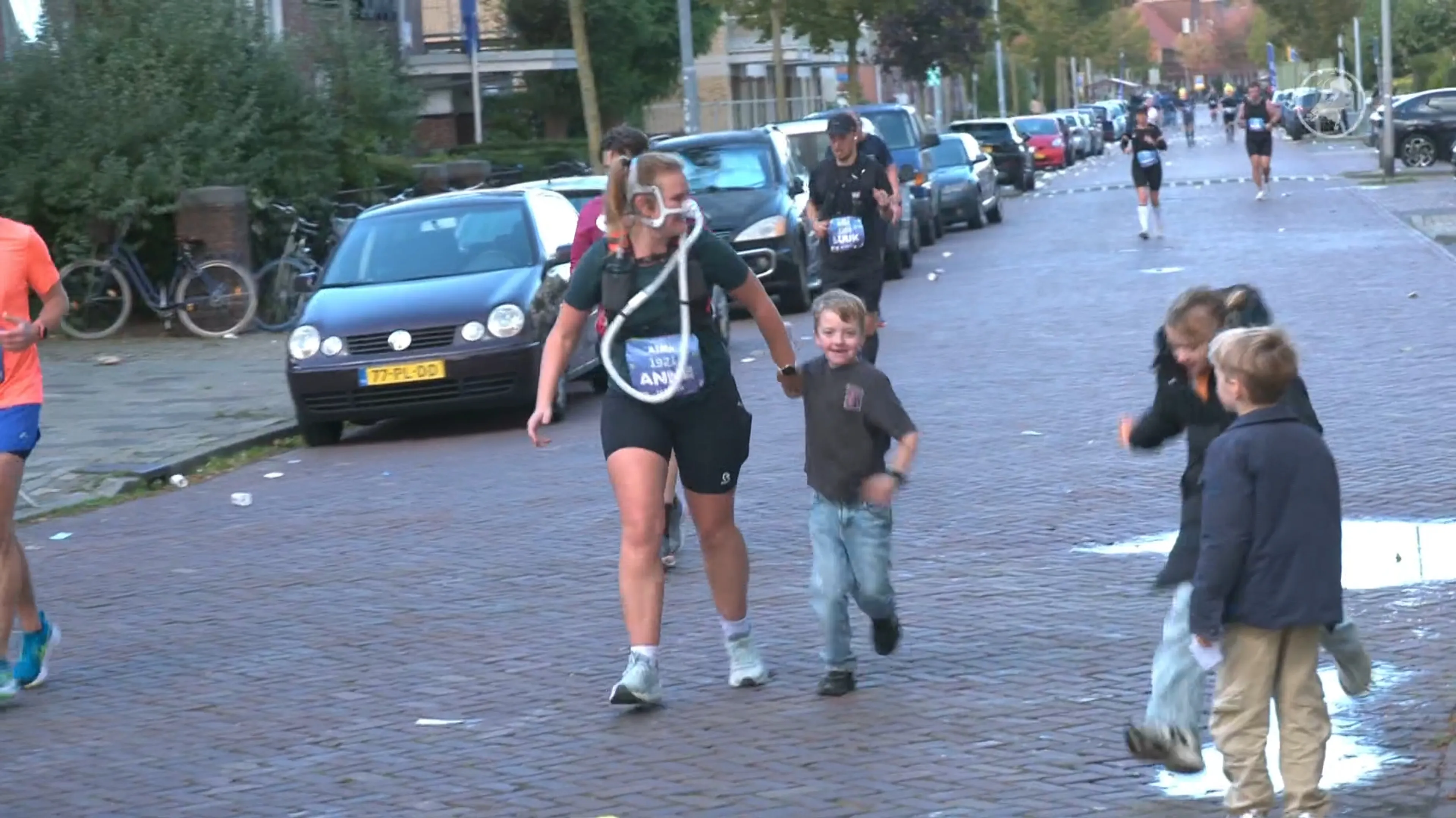 Anne rent marathon met beademingsmasker voor zieke zoon Joris