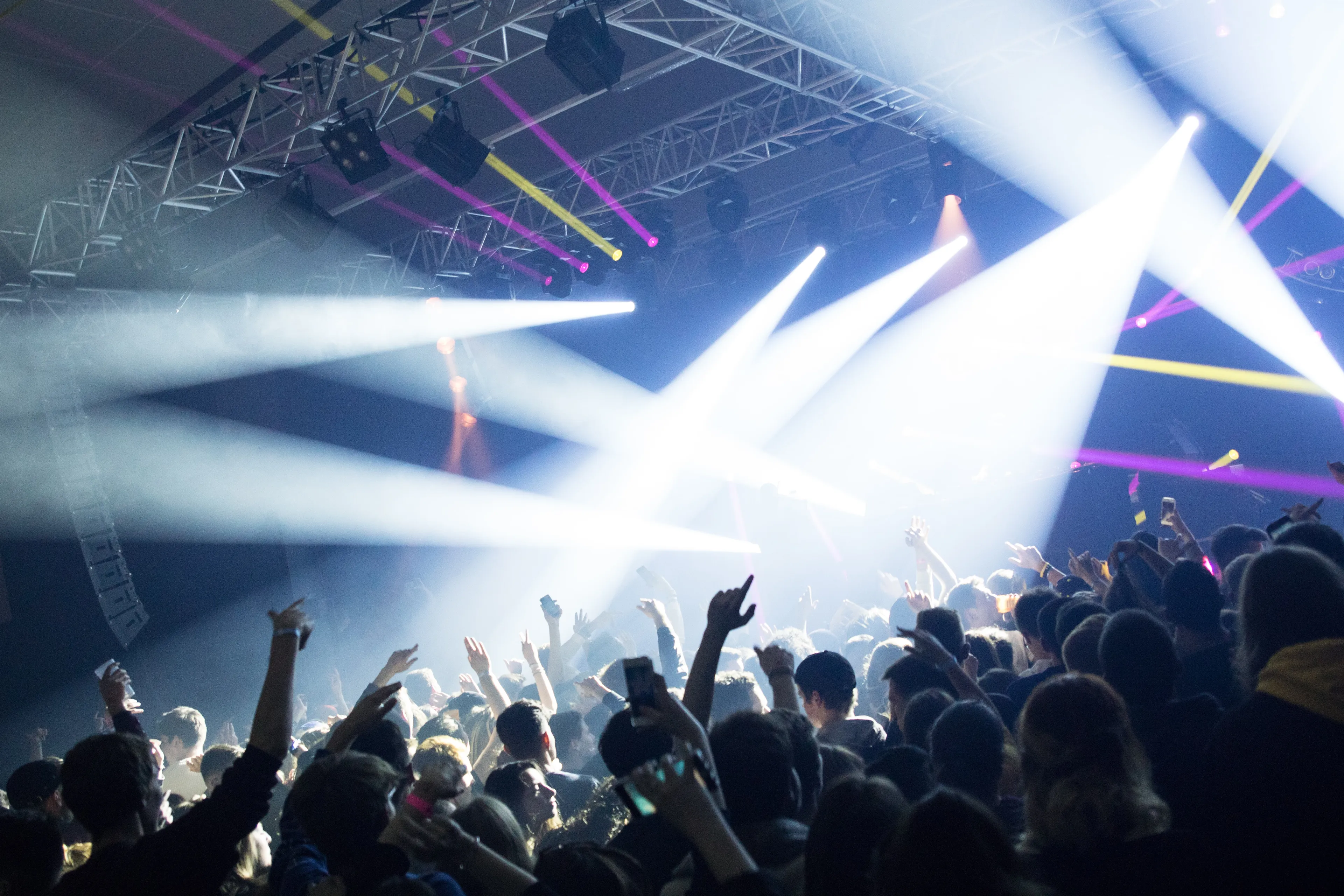 Amsterdamse clubs gaan zaterdag open ondanks dreiging dwangsom
