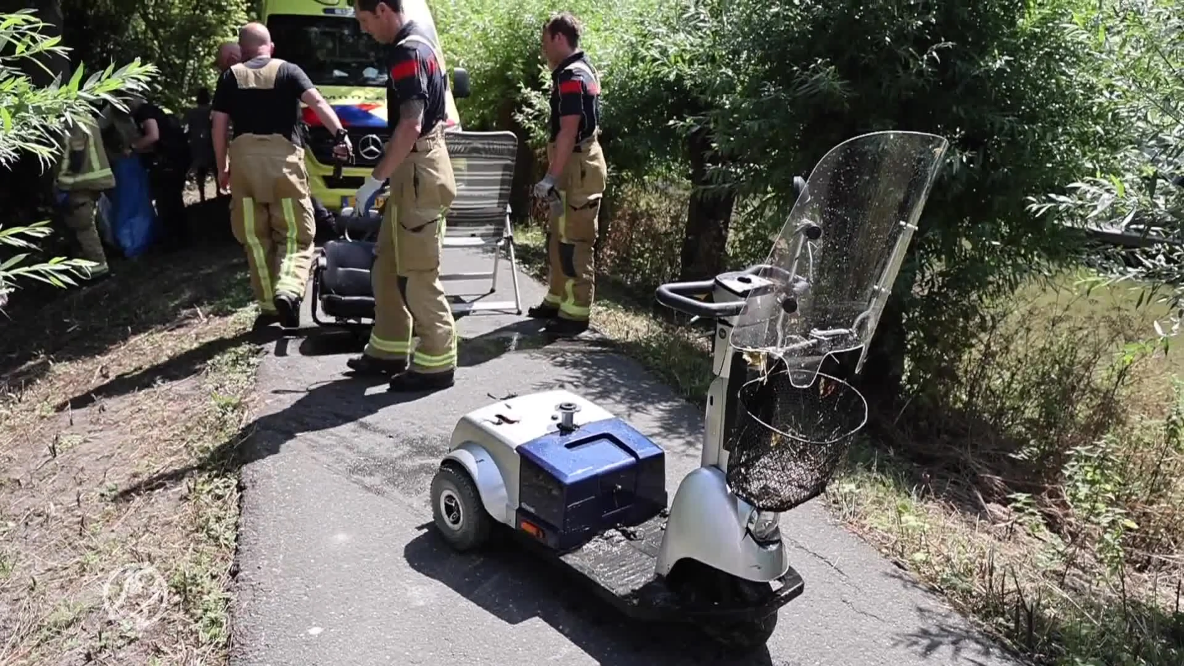 Hulpvaardige omstanders redden vrouw die met scootmobiel in de sloot belandde