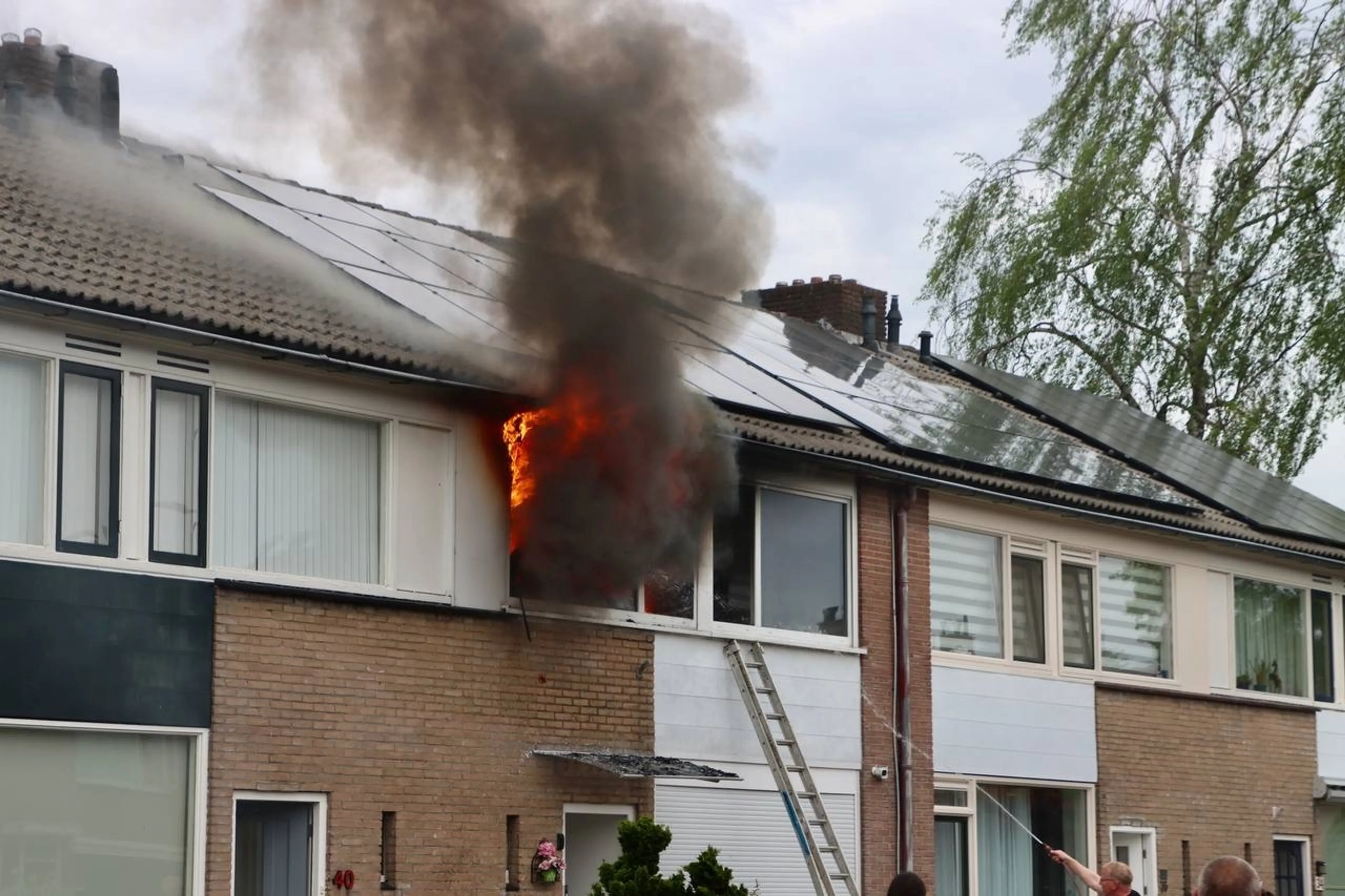 Persoon overleden bij grote brand in woning Oldenzaal, mogelijk een kind