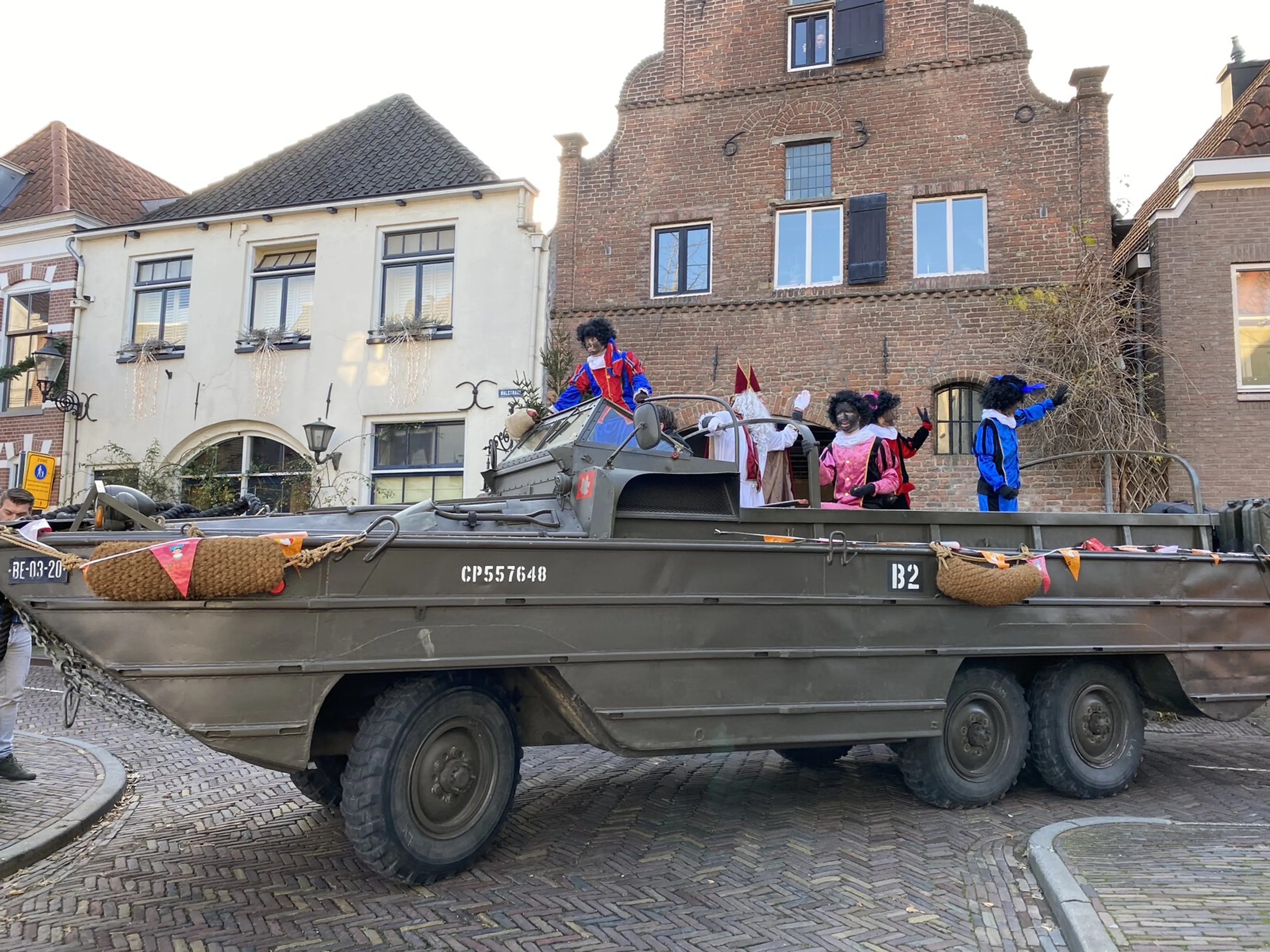 Sinterklaas en Pieten brengen illegaal bliksembezoek aan Deventer